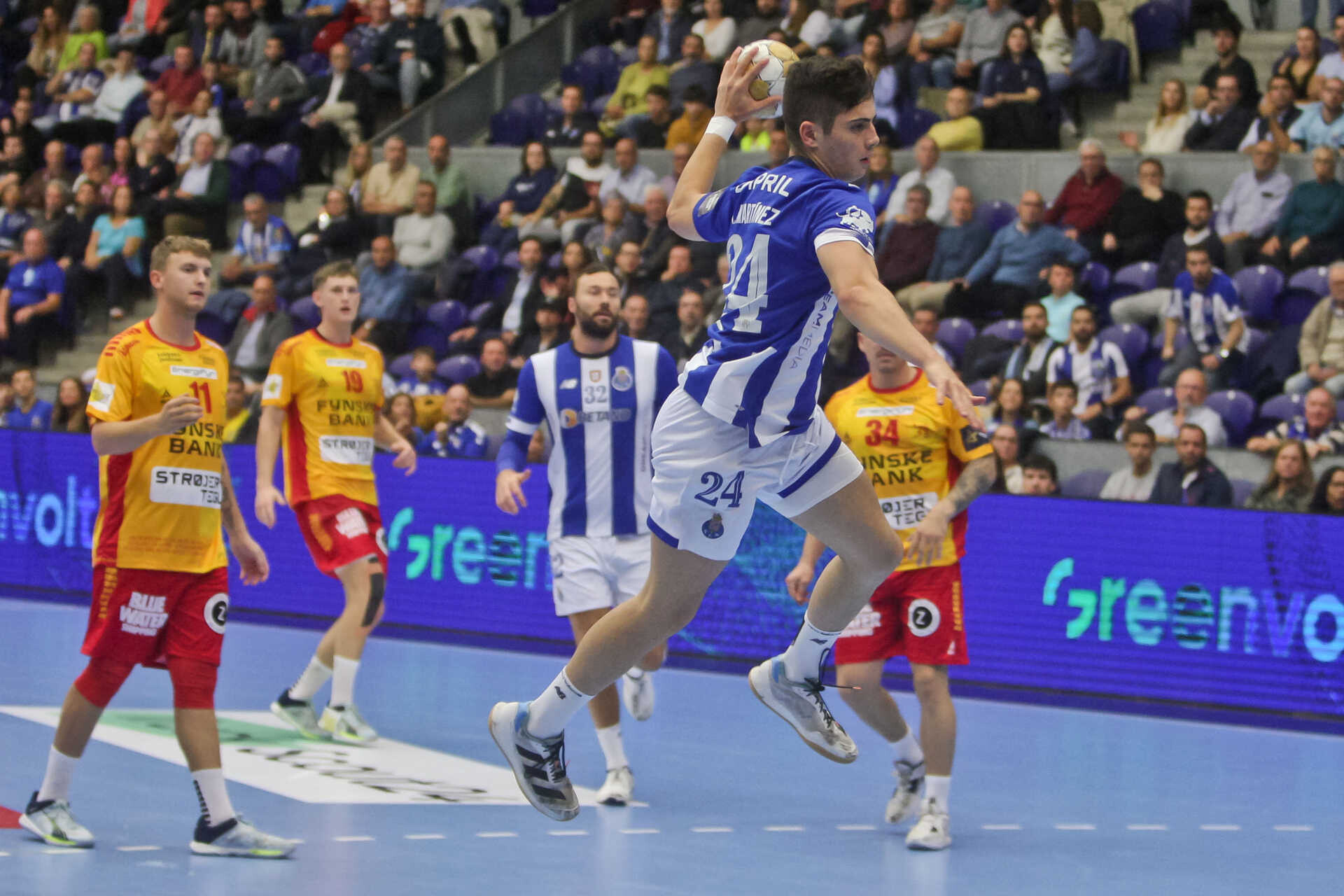 Andebol: FC Porto vence e segue na corrida aos 16 avos da Champions - CNN  Portugal