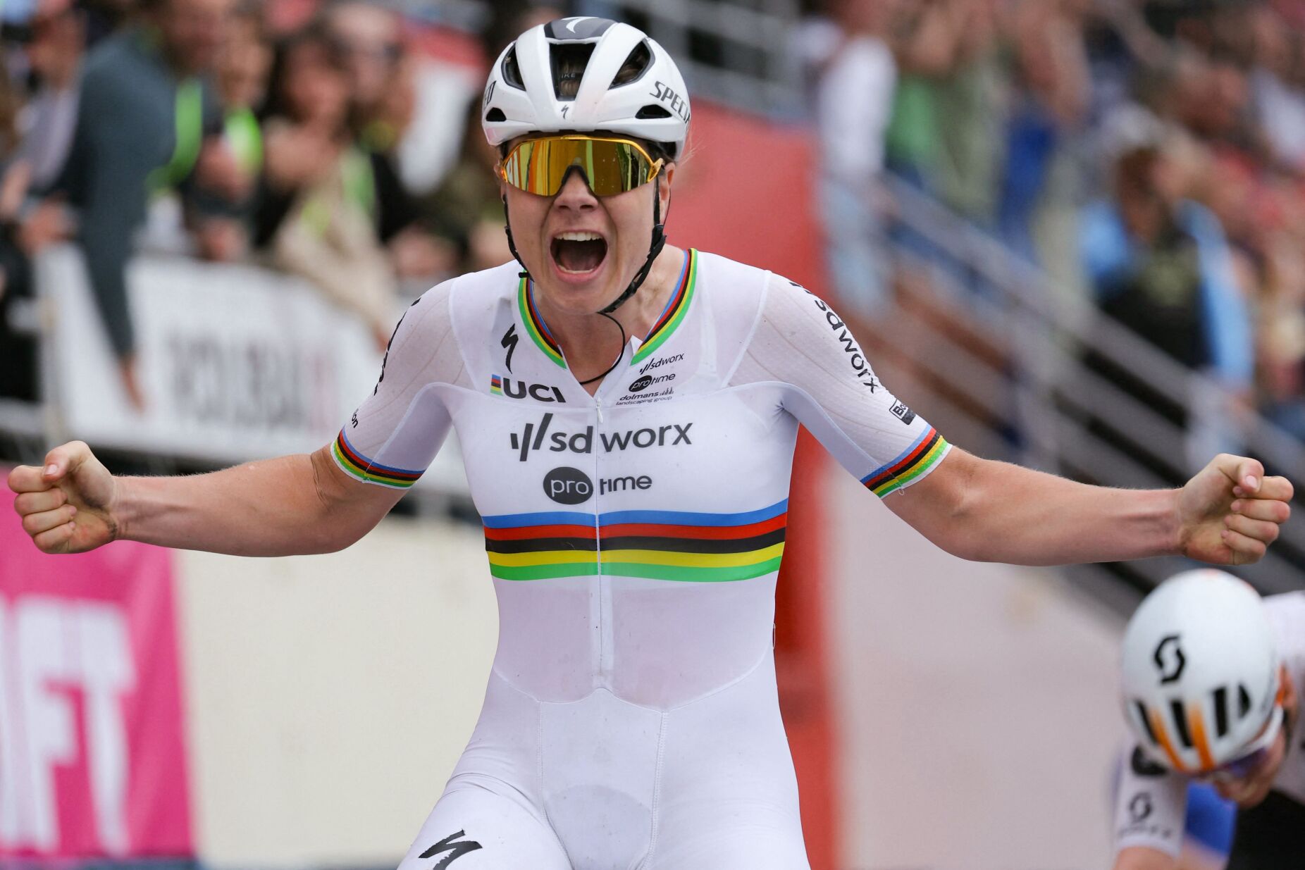 Lotte Kopecky é a primeira campeã mundial a vencer o Paris-Roubaix