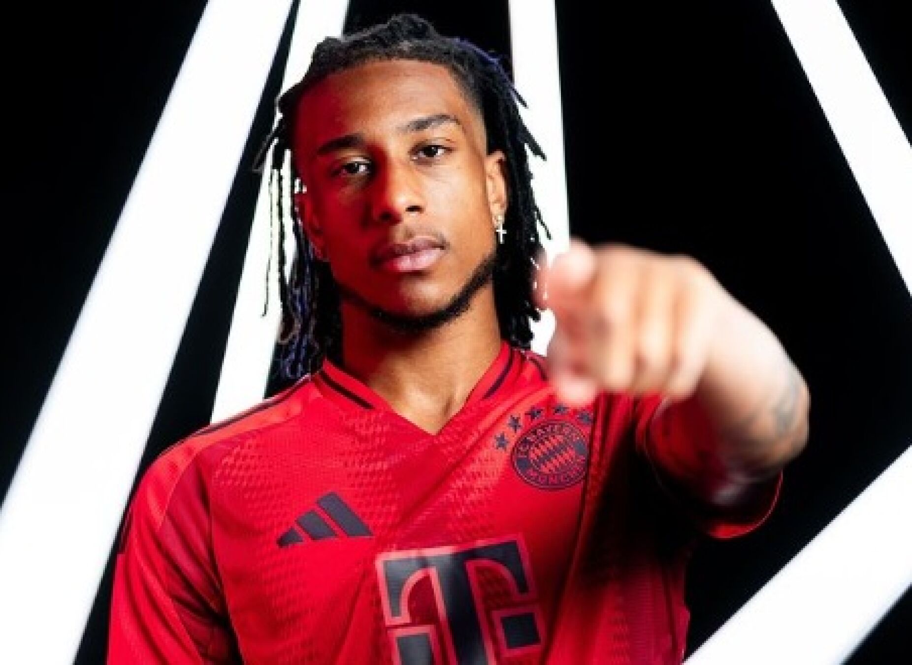 Oficial: Michael Olise deixa Crystal Palace e reforça Bayern