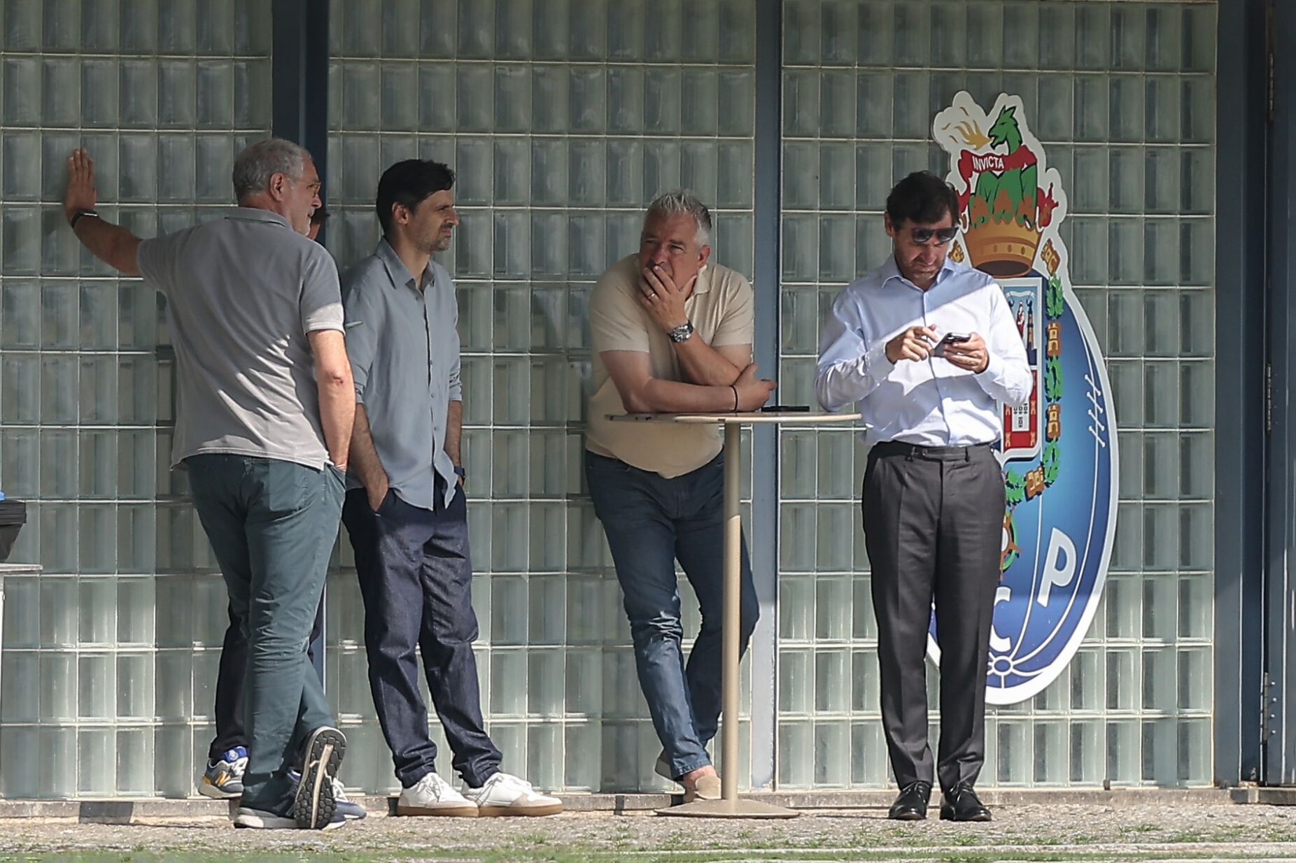 André Villas-Boas com Andoni Zubizarreta e Jorge Costa no Olival
