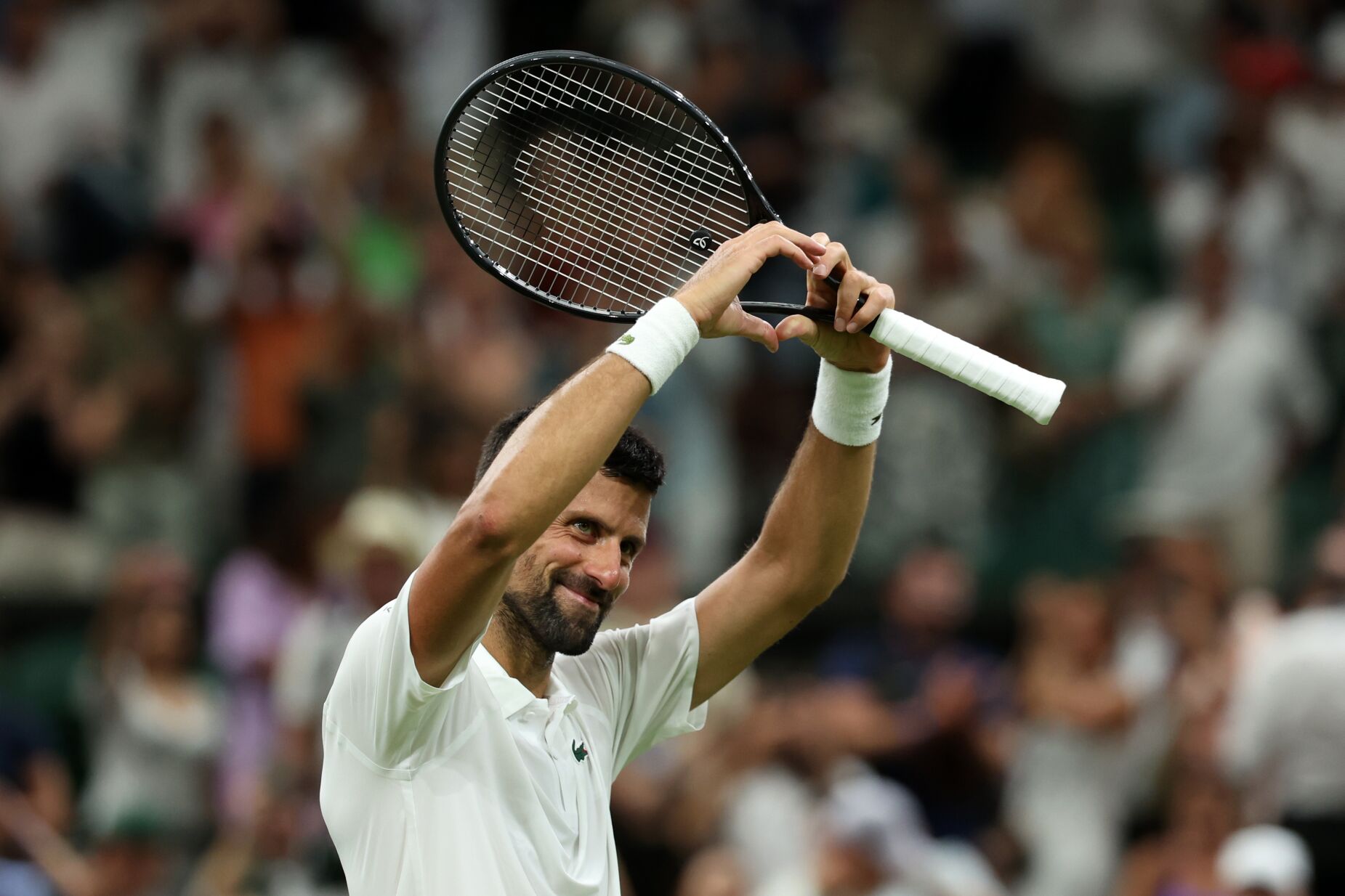 Novak Djokovic defronta Sinner nas "meias" de Wimbledon após batalha