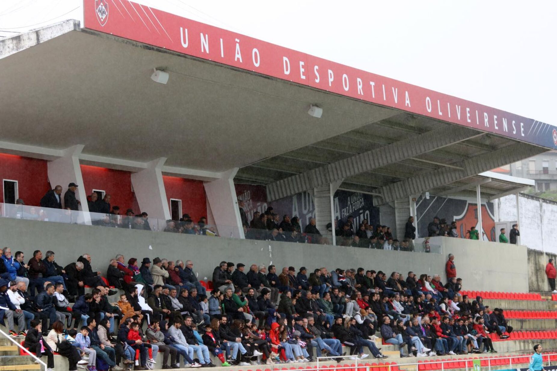 azeméis.net - FUTEBOL  A UD Oliveirense empatou hoje (0-0) contra o Paços  de Ferreira, no Estádio Carlos Osório, em jogo a contar para a jornada 10  da Liga 2. A equipa