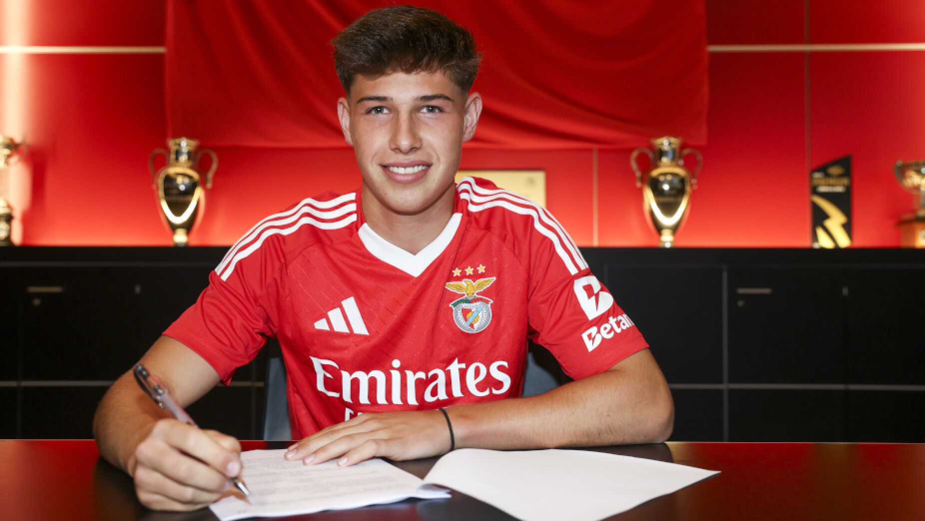 Benfica renova com extremo João Afonso