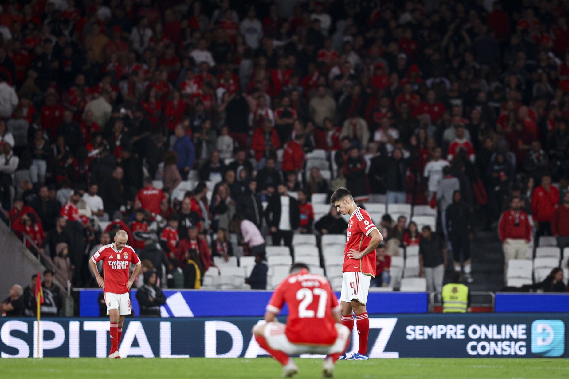 Benfica multado por pirotecnia e por felicitações a uma claque do Hajduk  Split