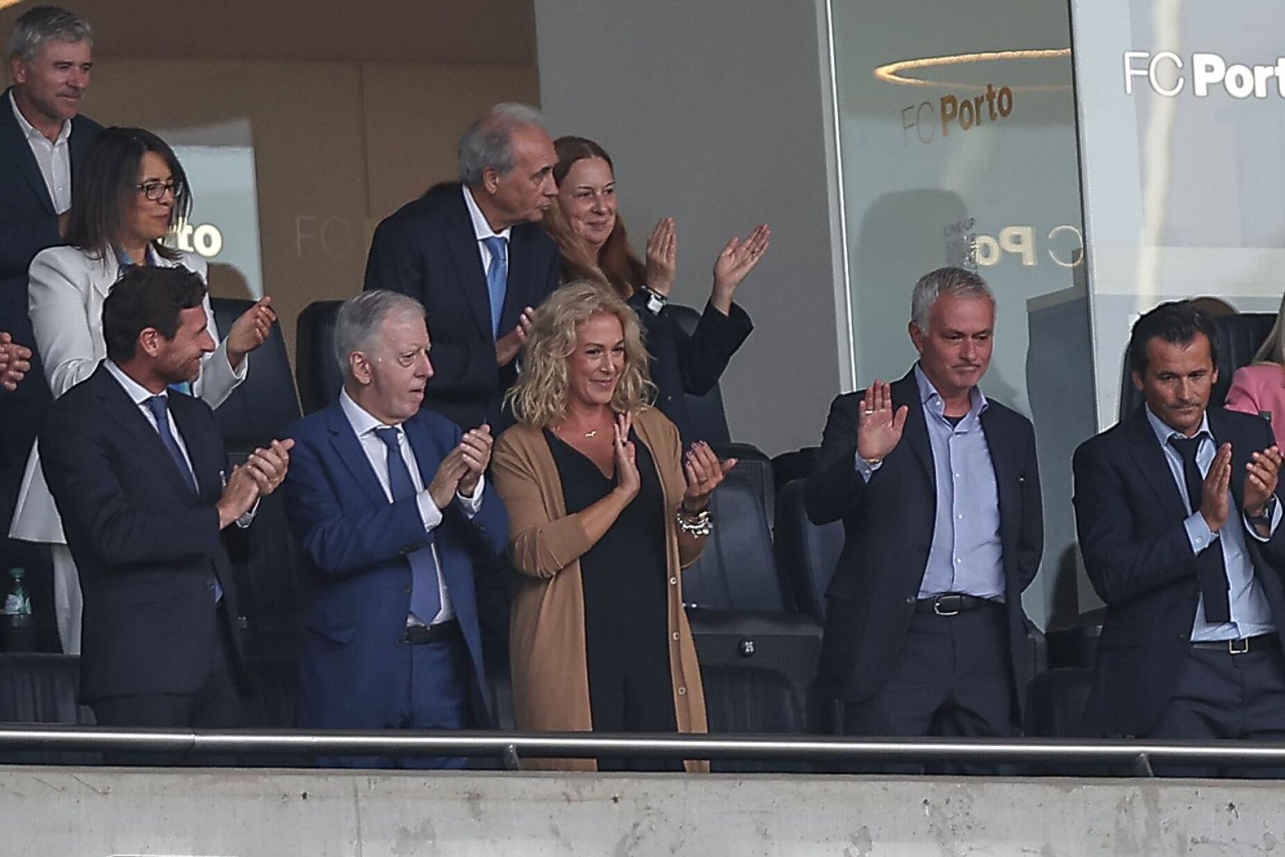 Vídeo: José Mourinho na tribuna presidencial do Dragão