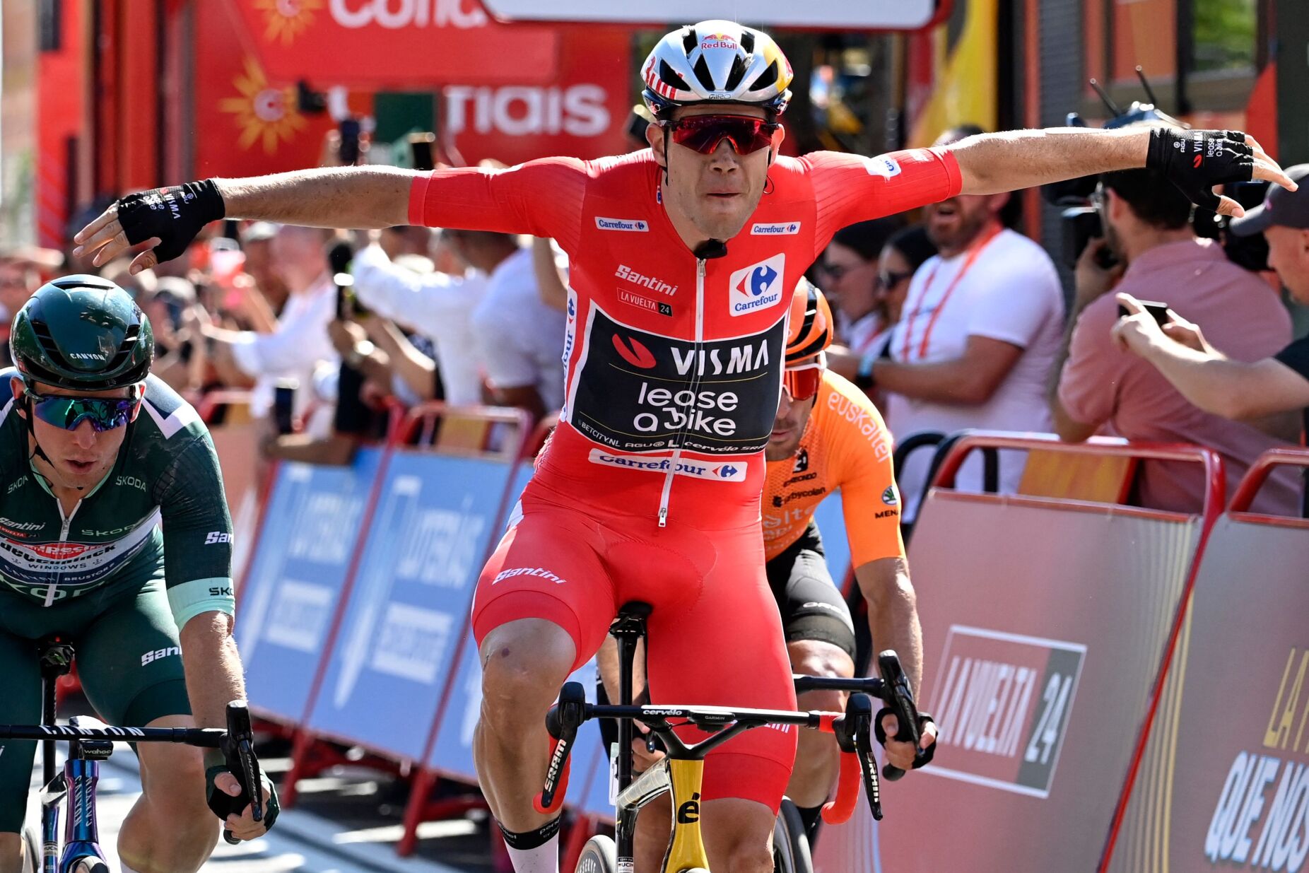 Vuelta: Van Aert ganha ao sprint em Castelo Branco, Almeida sobe a nono