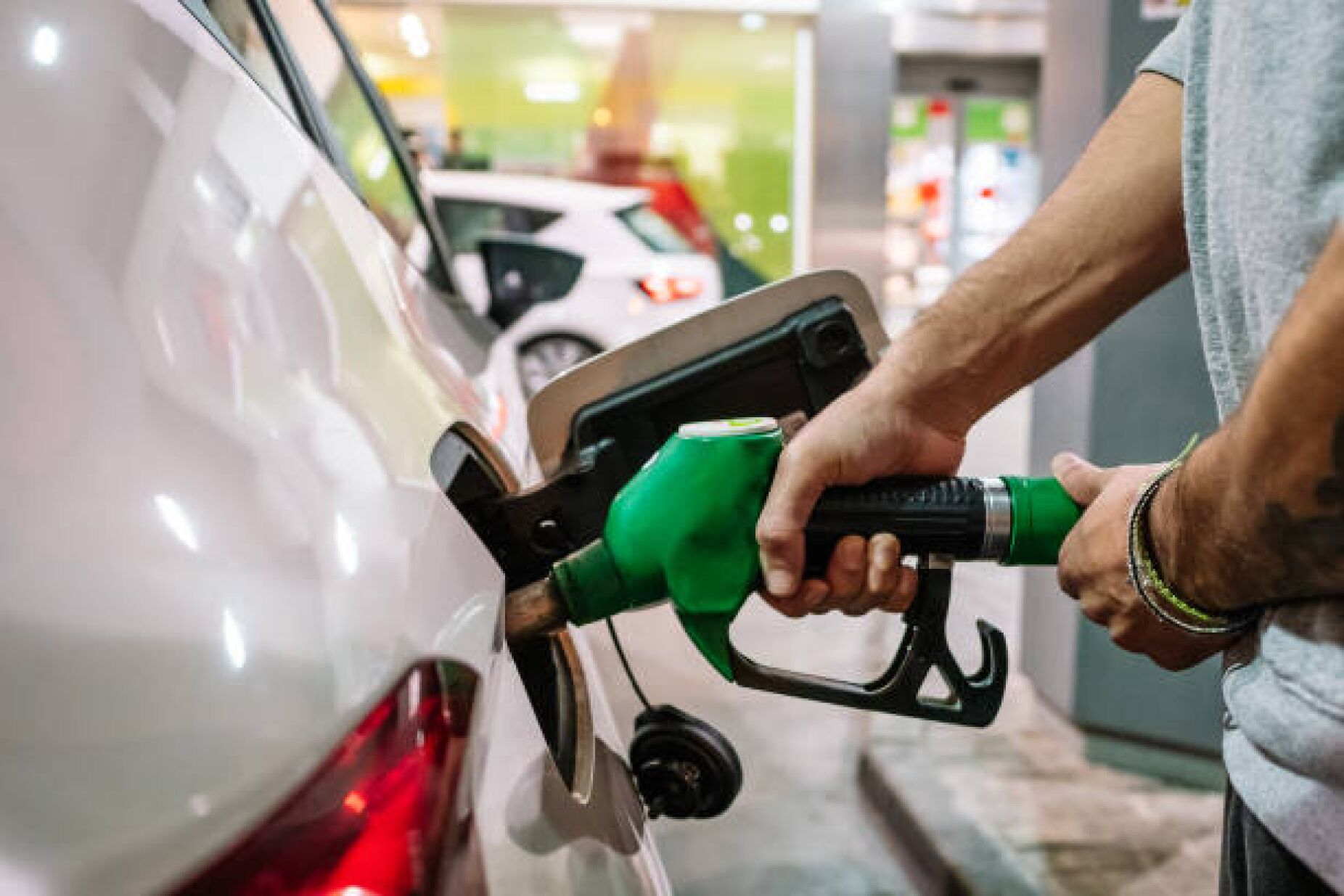 Combustíveis vão ficar mais baratos na próxima semana. Saiba quanto