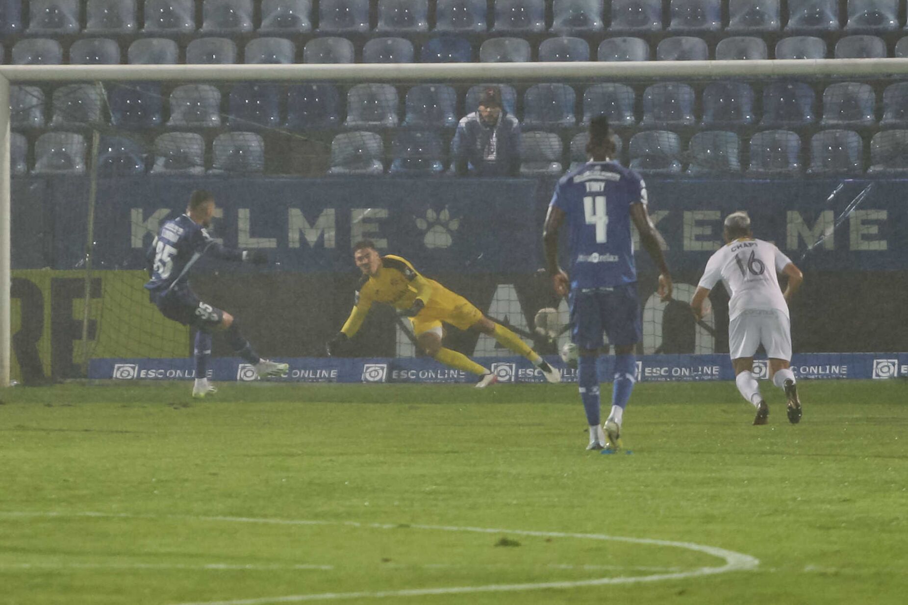 Nacional vence Feirense 