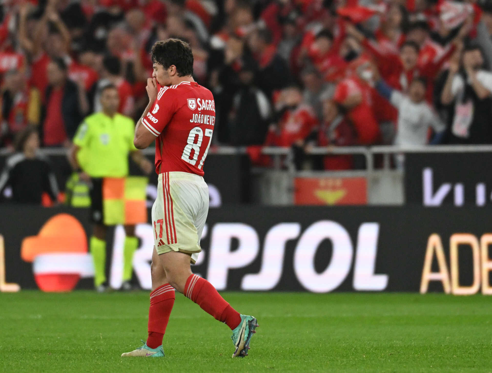 João Neves marca aos 90+4 e deixa Benfica a um ponto do título de campeão