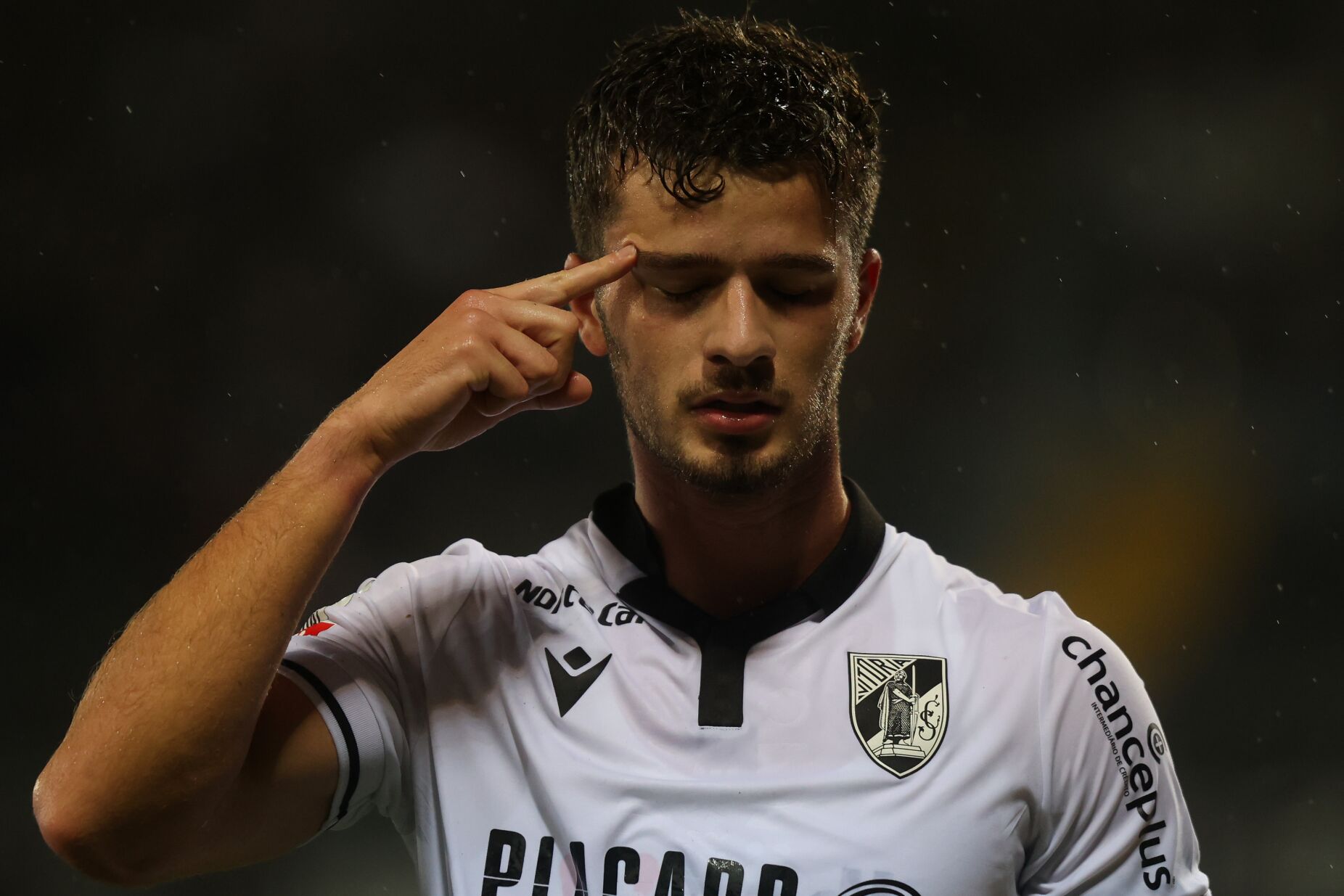 V. Guimarães fatura oito milhões e gasta quatro em transferências
