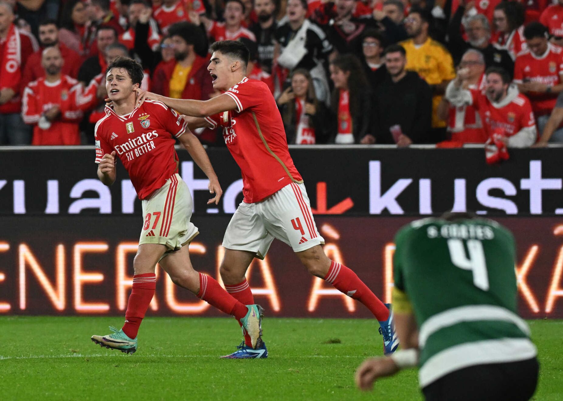 Bloqueios e foras de jogo: porque é que o golo de João Neves no Sporting -  Benfica deveria ter sido anulado