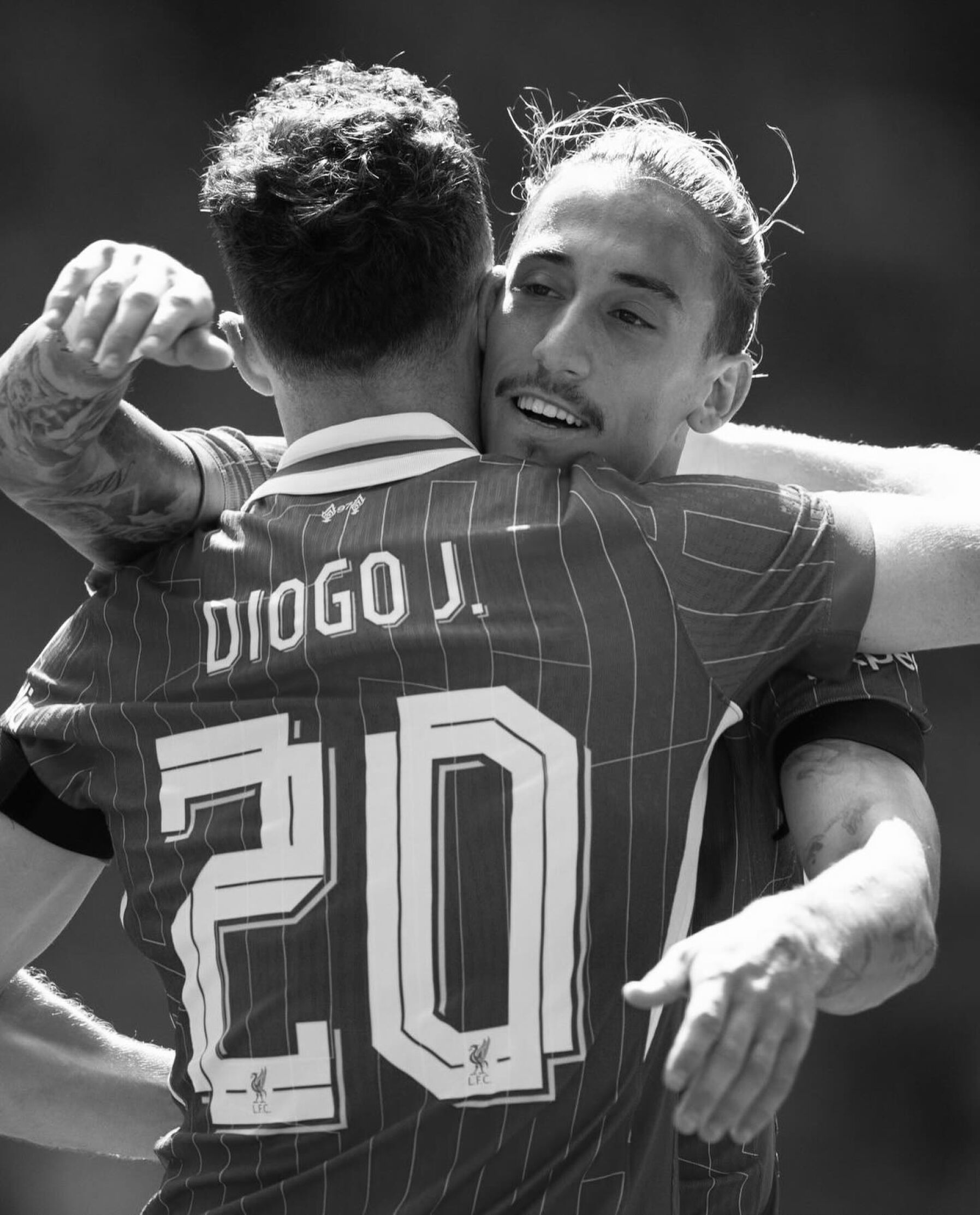 Jogador do Liverpool faz tatuagem em homenagem a Diogo Jota