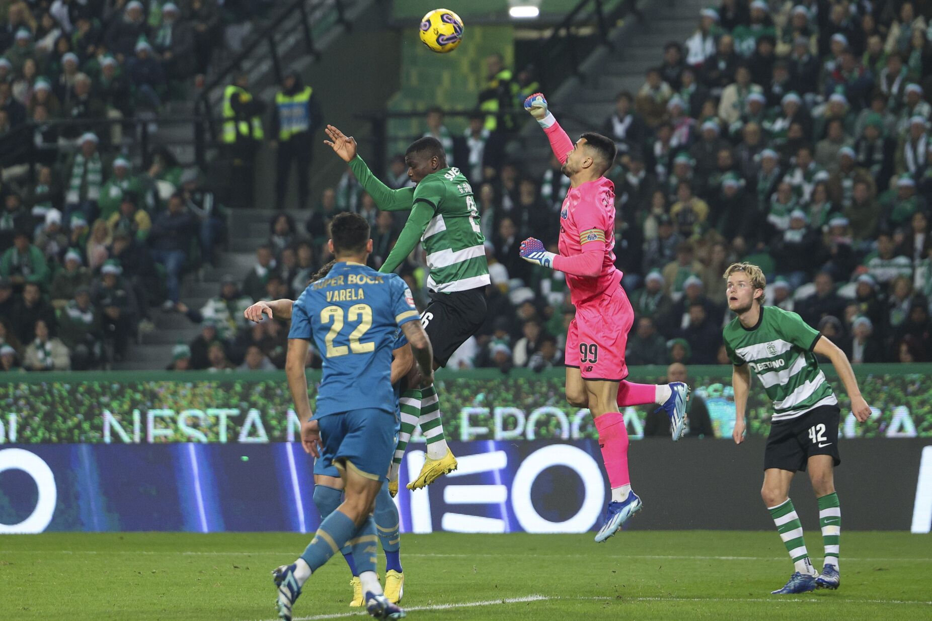 Futebol: Benfica venceu e juntou-se ao FC Porto na liderança do