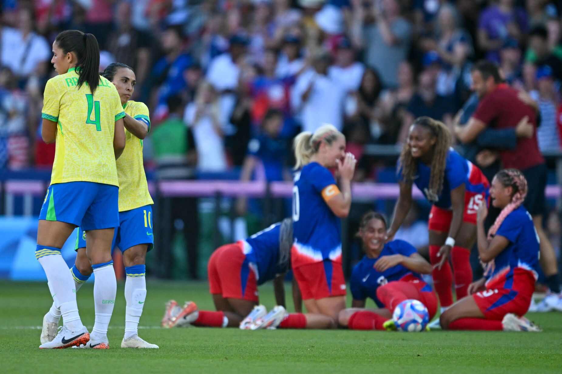 Estados Unidos vencem Brasil e alcançam ouro no futebol feminino