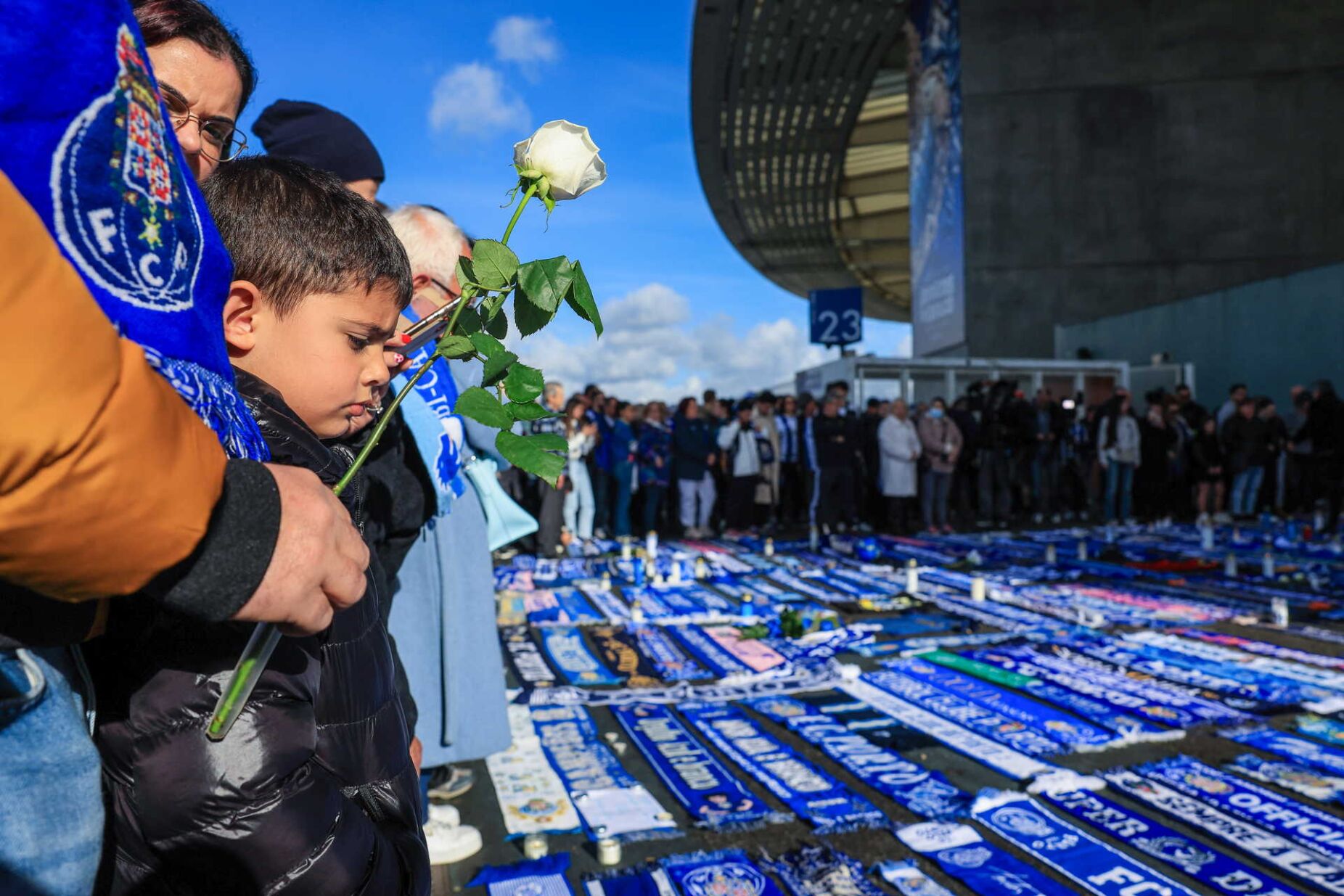 Cortejo fúnebre de Pinto da Costa passa pelo Estádio do Dragão após a missa