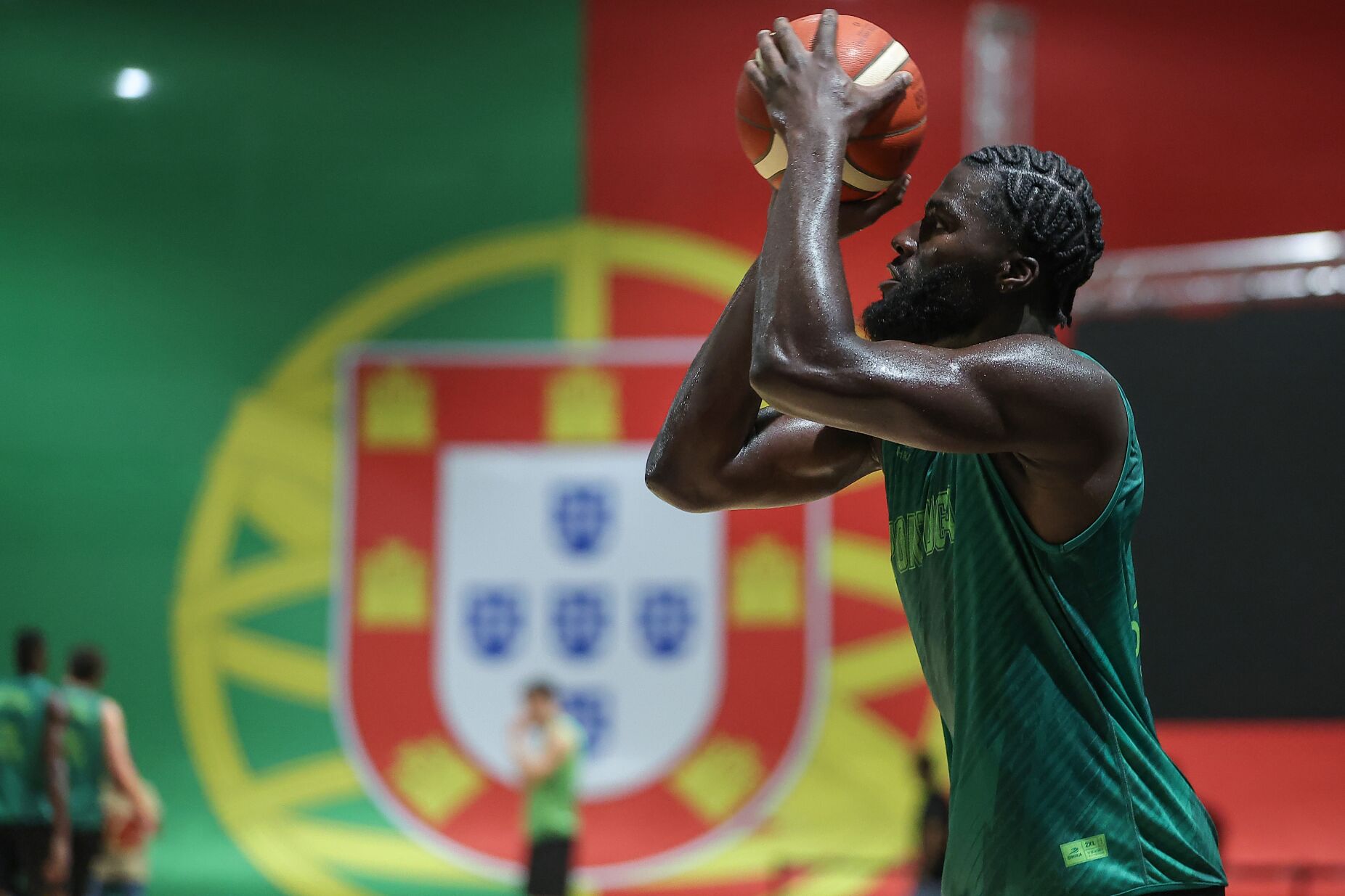 Grupo expõe insultos contra Neemias Queta: "Racismo no próprio país..."