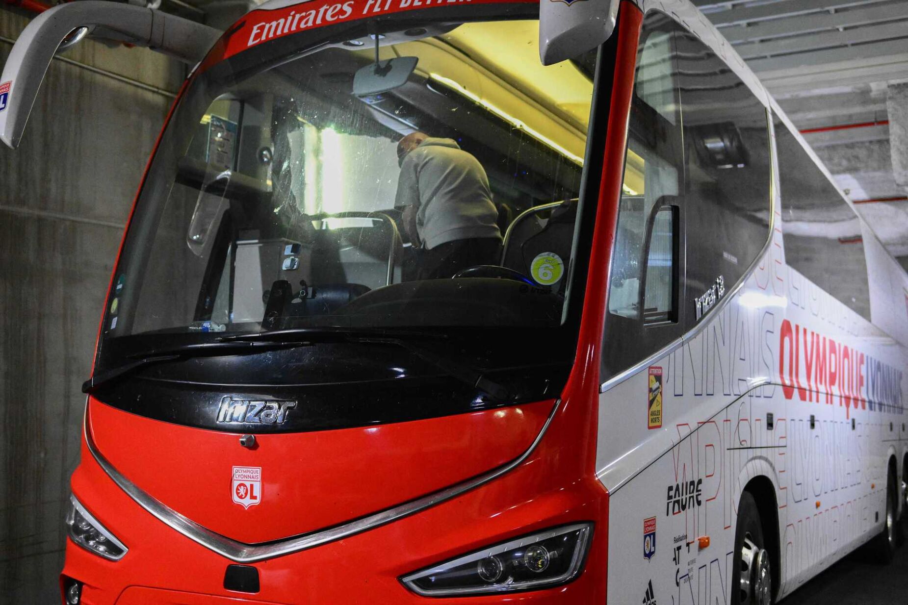 Jogo Marselha-Lyon adiado após apedrejamento ao autocarro da equipa  visitante —