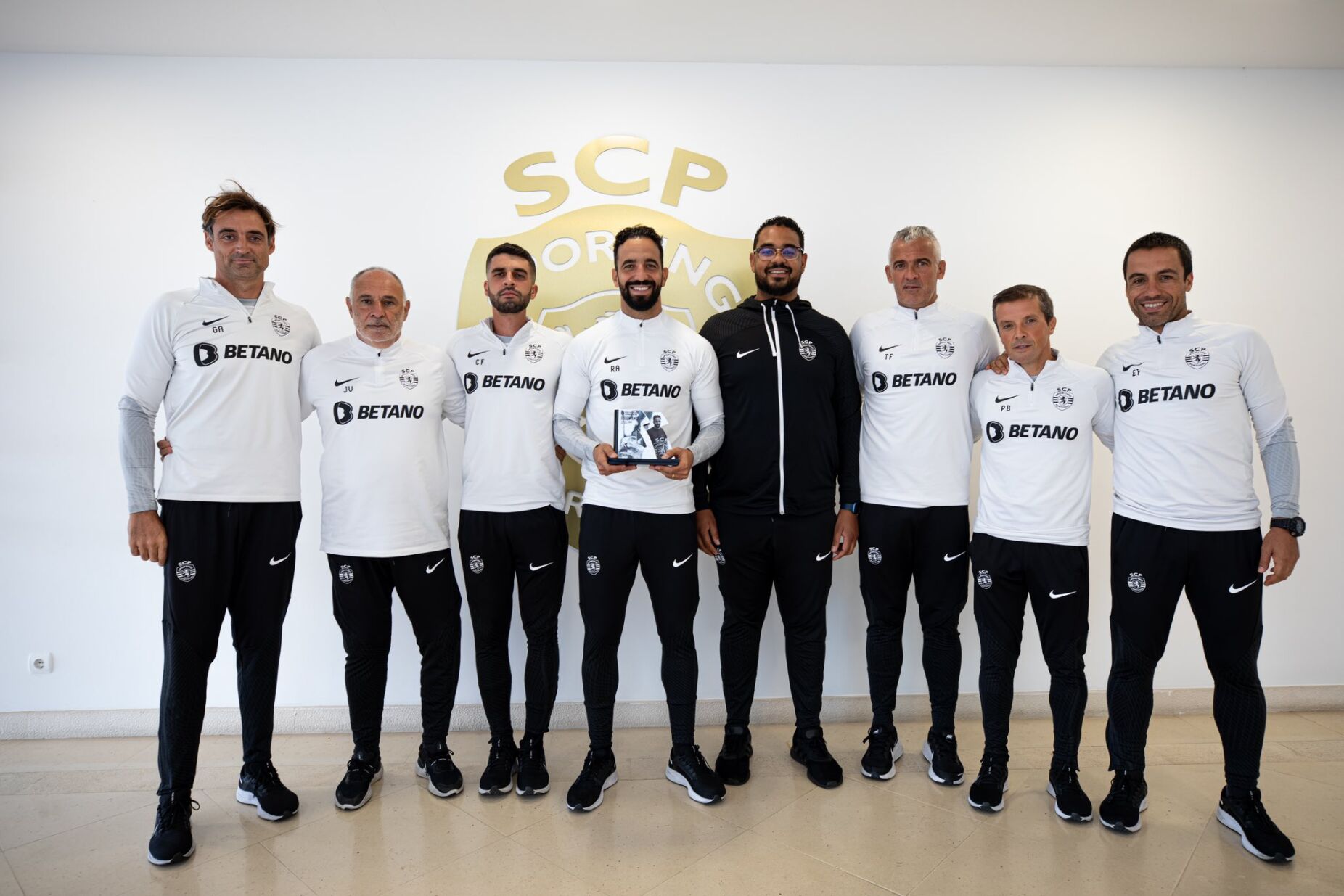 Treinador e jogadores do FC Famalicão recebem prémios da Liga Portugal - FC  Famalicão