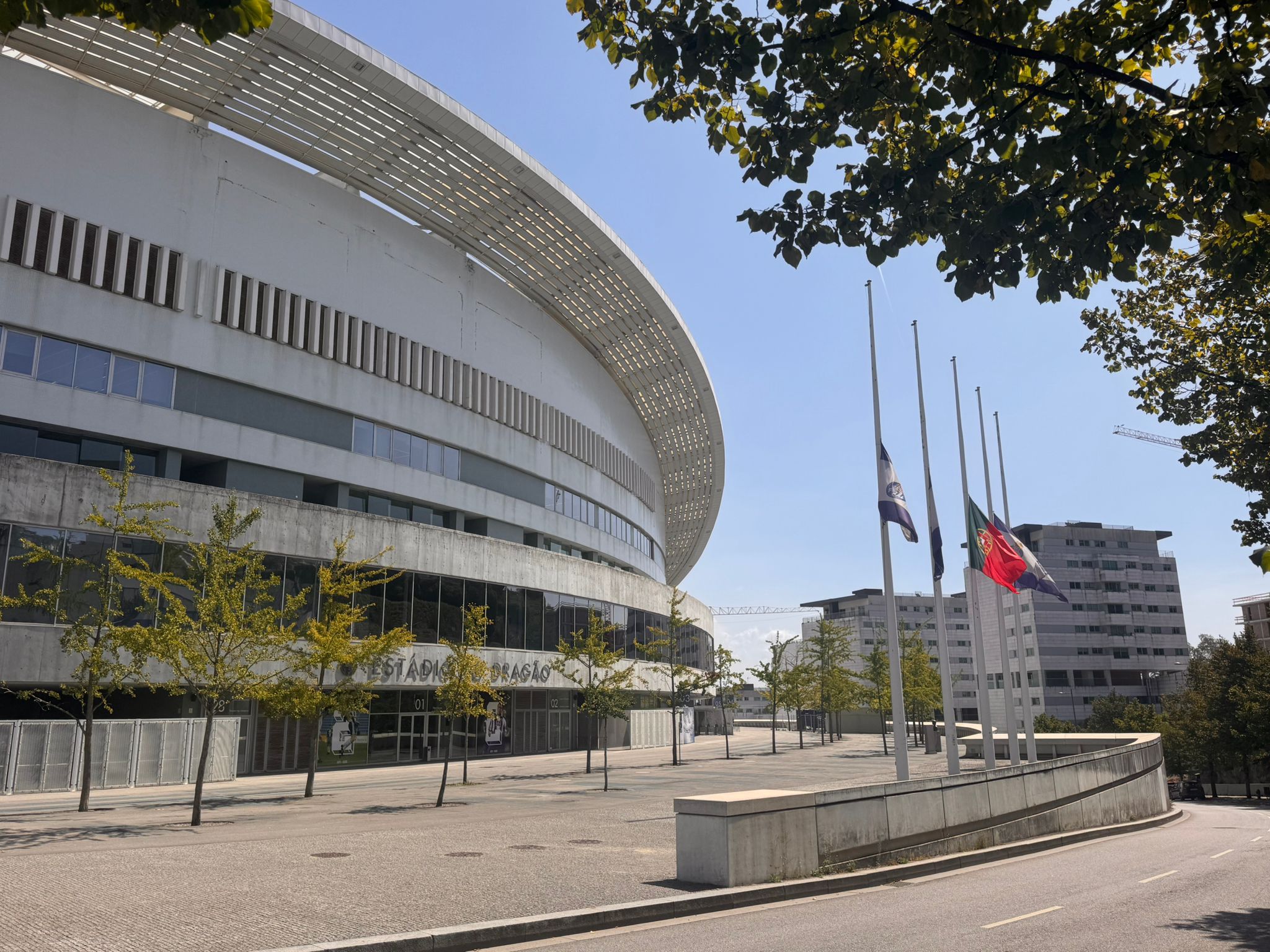 Elevador da Glória: bandeiras do Estádio do Dragão a meia haste