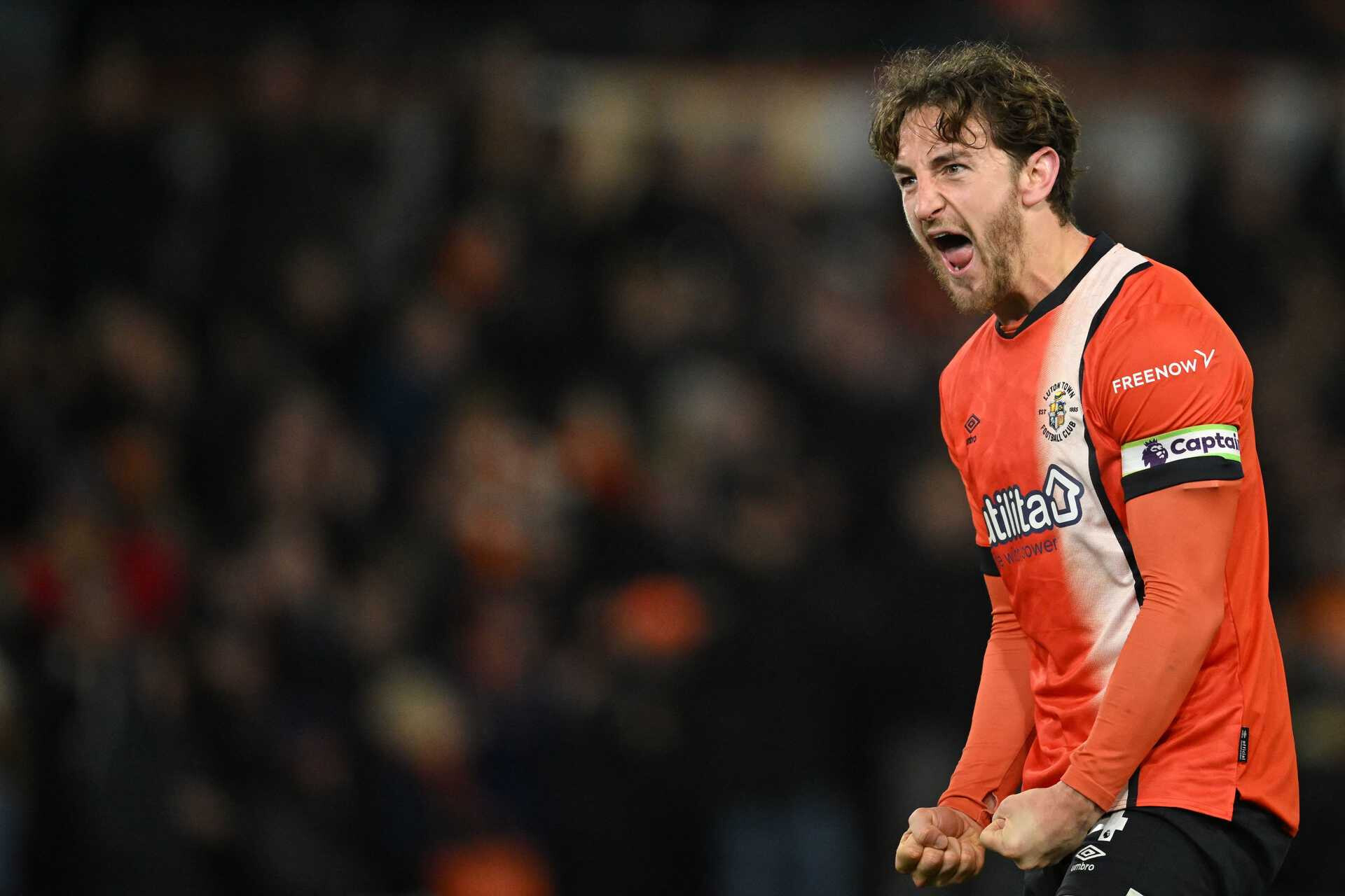 Capitão do Luton estável após paragem cardíaca em jogo