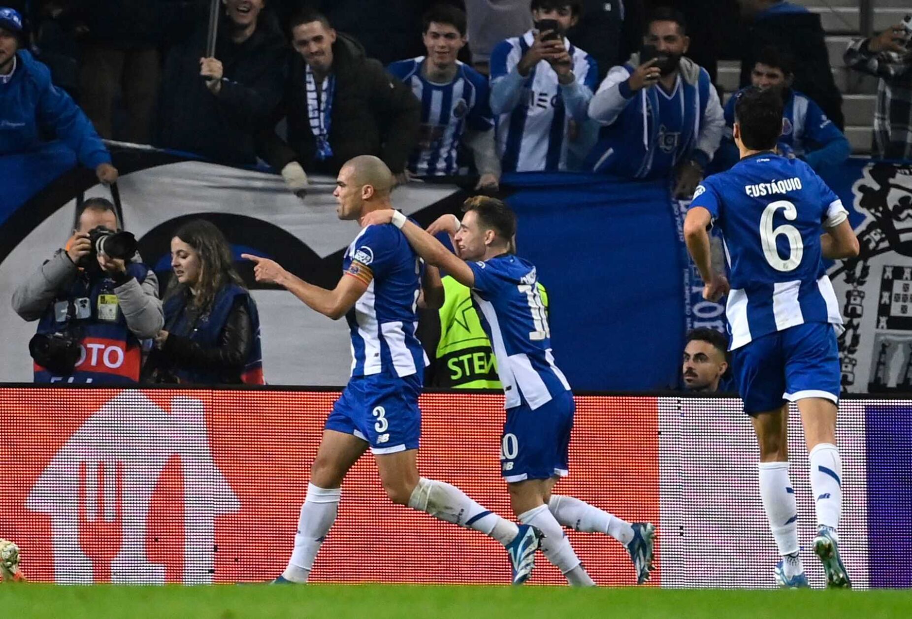 FC Porto: João Mário, Pepe e Diogo Costa em destaque no jogo da Champions  frente ao Antuérpia