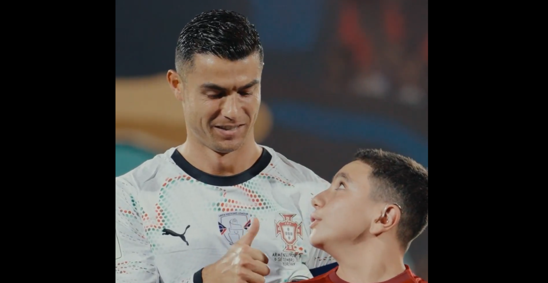 Ronaldo partilha momento com jovem na Arménia: "Fiz um novo amigo"