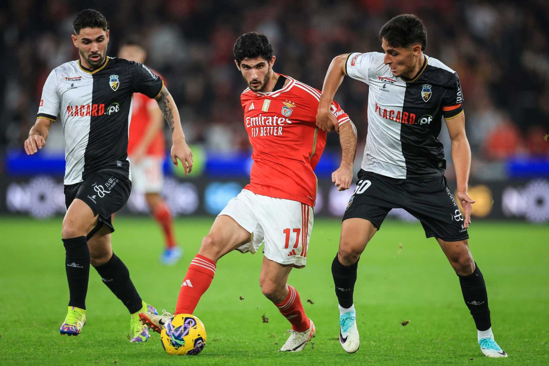 Gonçalo Guedes tem interessados e quer saber se conta para o Benfica