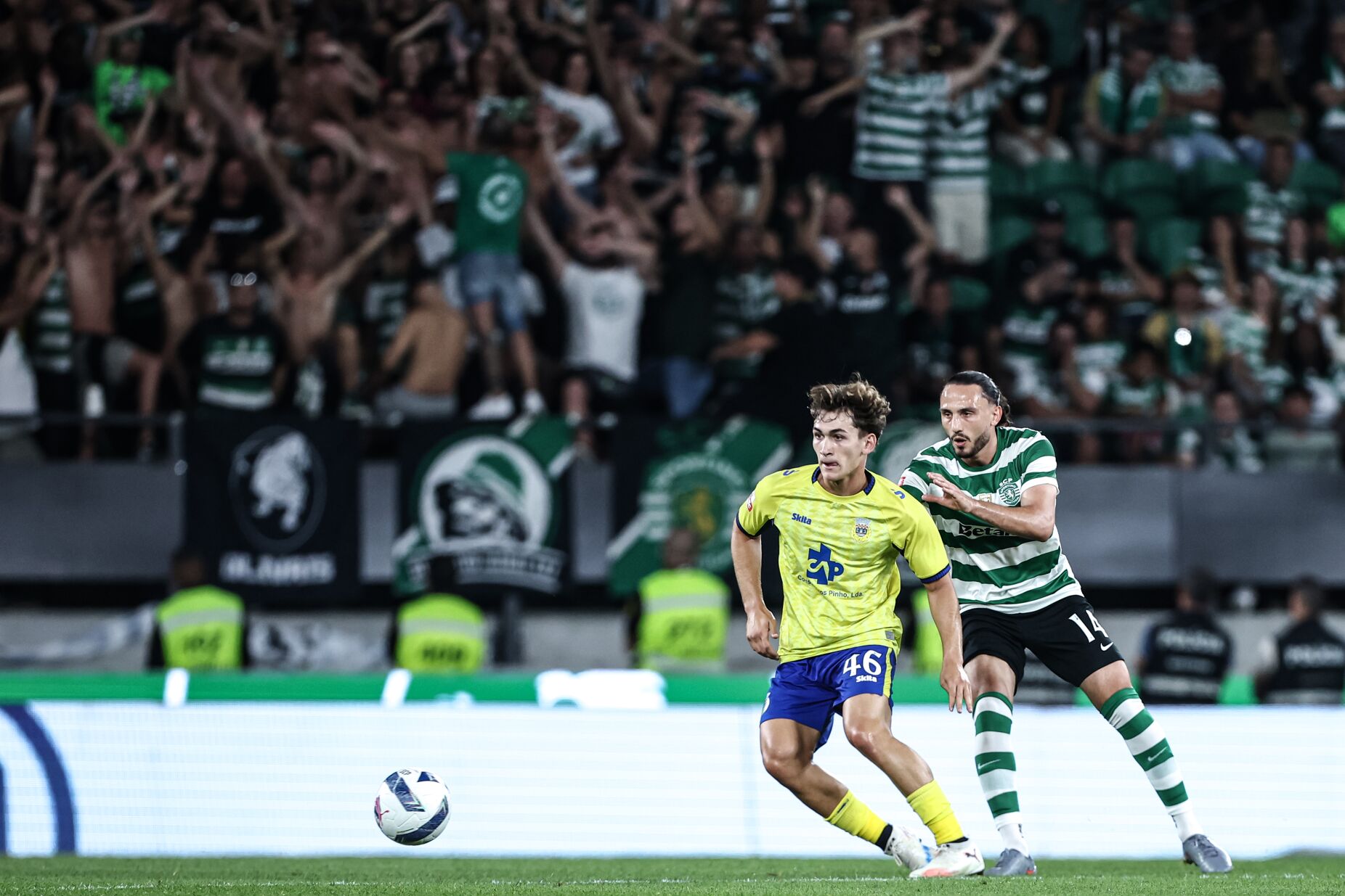 Mateo Flores, médio do Arouca, sofre lesão no joelho