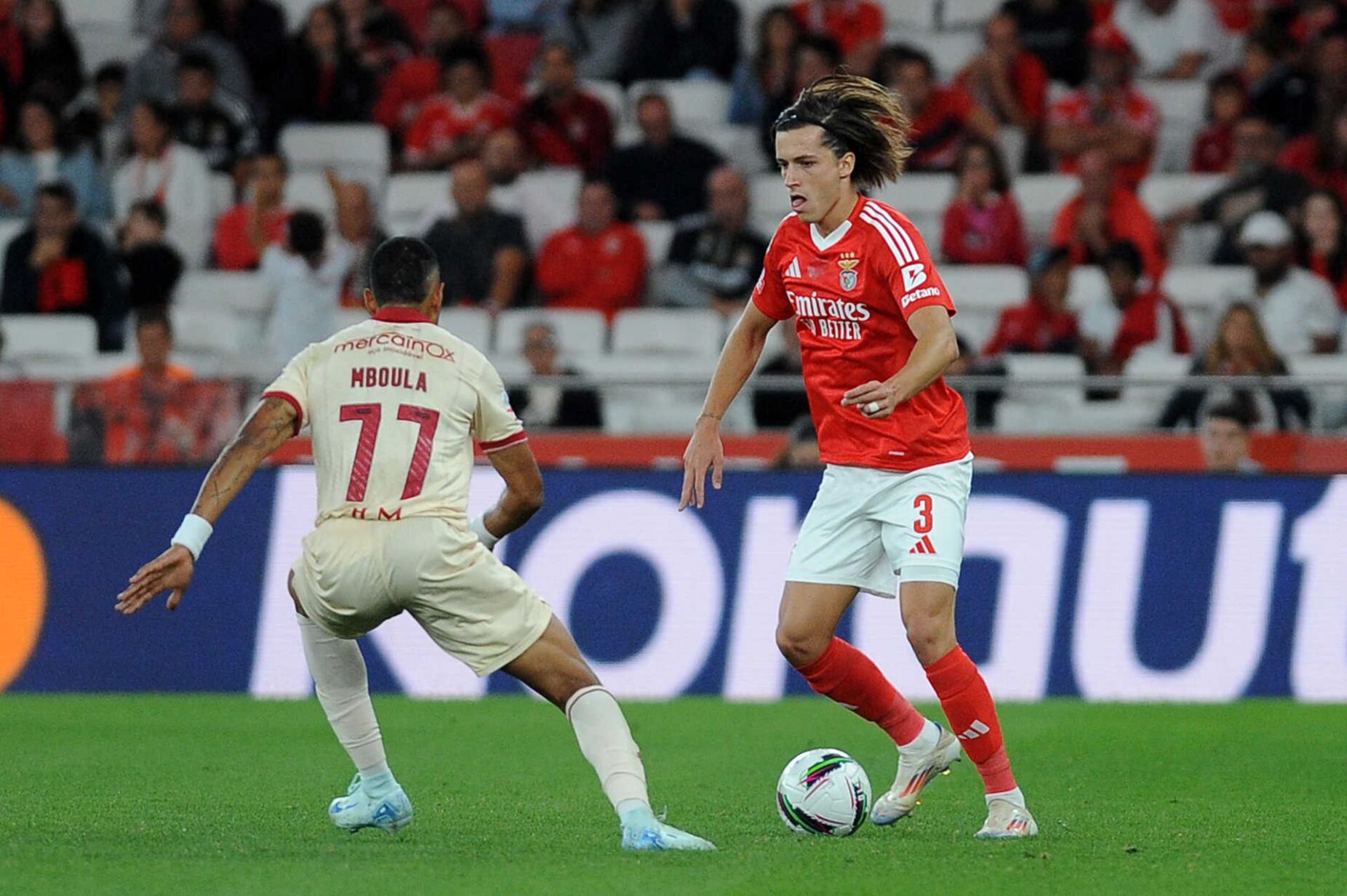 Álvaro Carreras ganha estatuto no Benfica e já tem colossos à perna