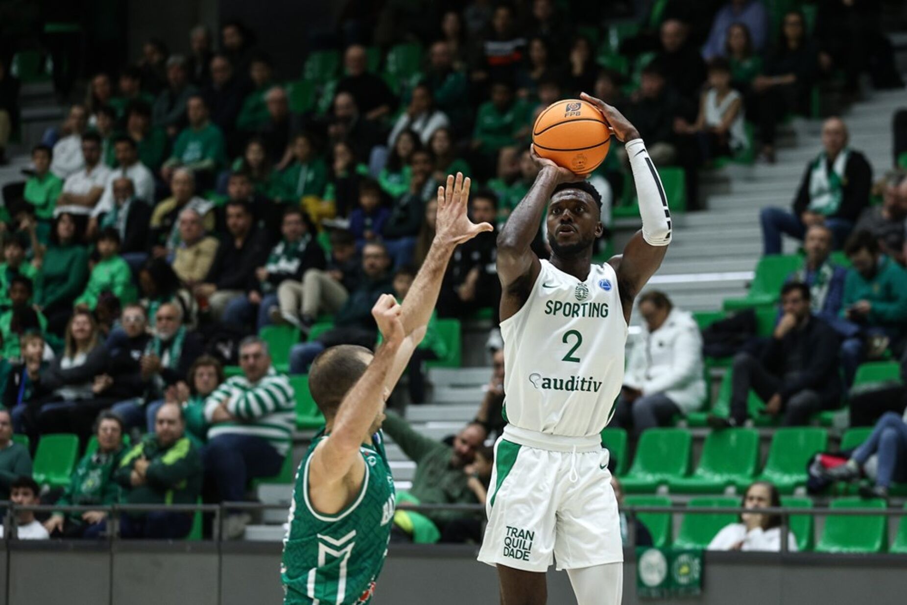 Benfica arrasa a Ovarense no jogo 1 das meias-finais da Liga Betclic de  basquetebol