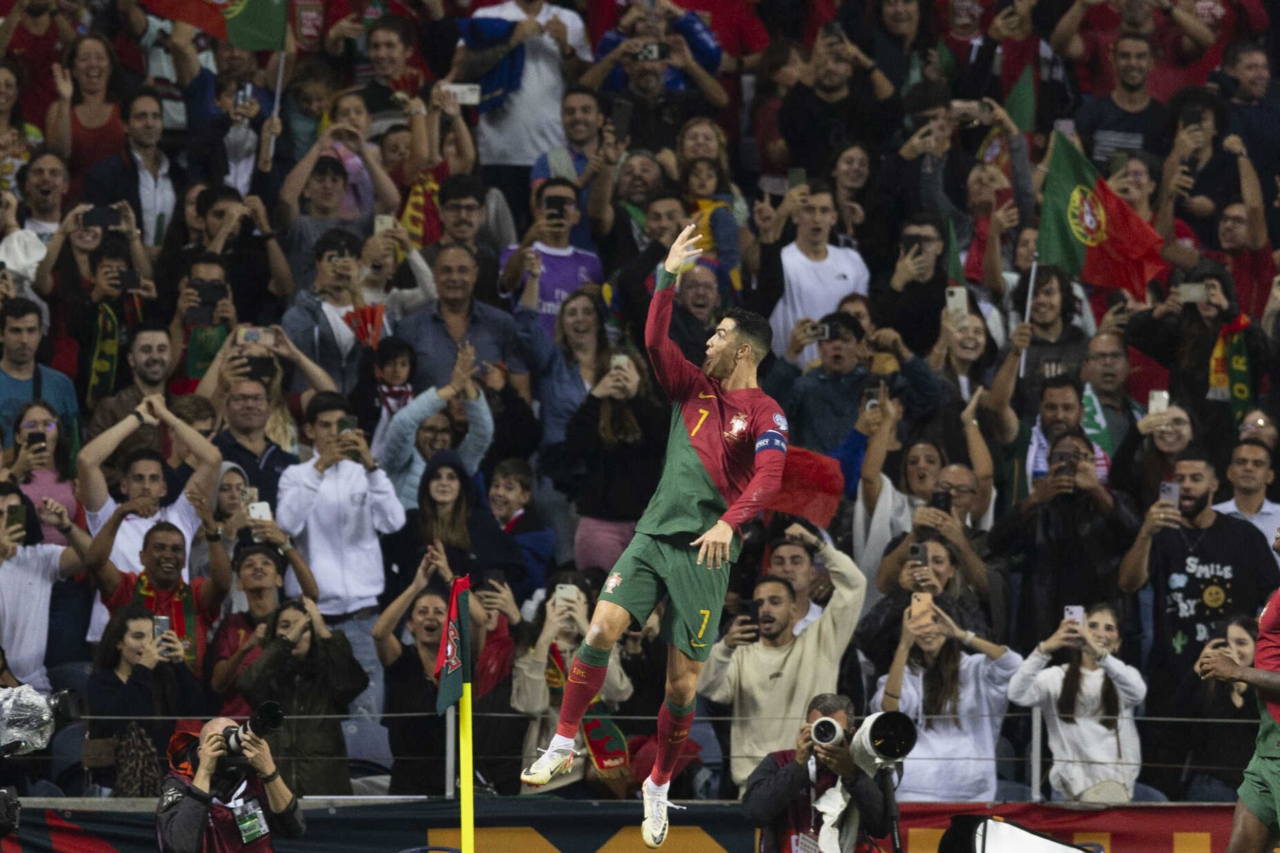 Portugal apura-se para o Euro24 em noite chuvosa no Dragão - JPN