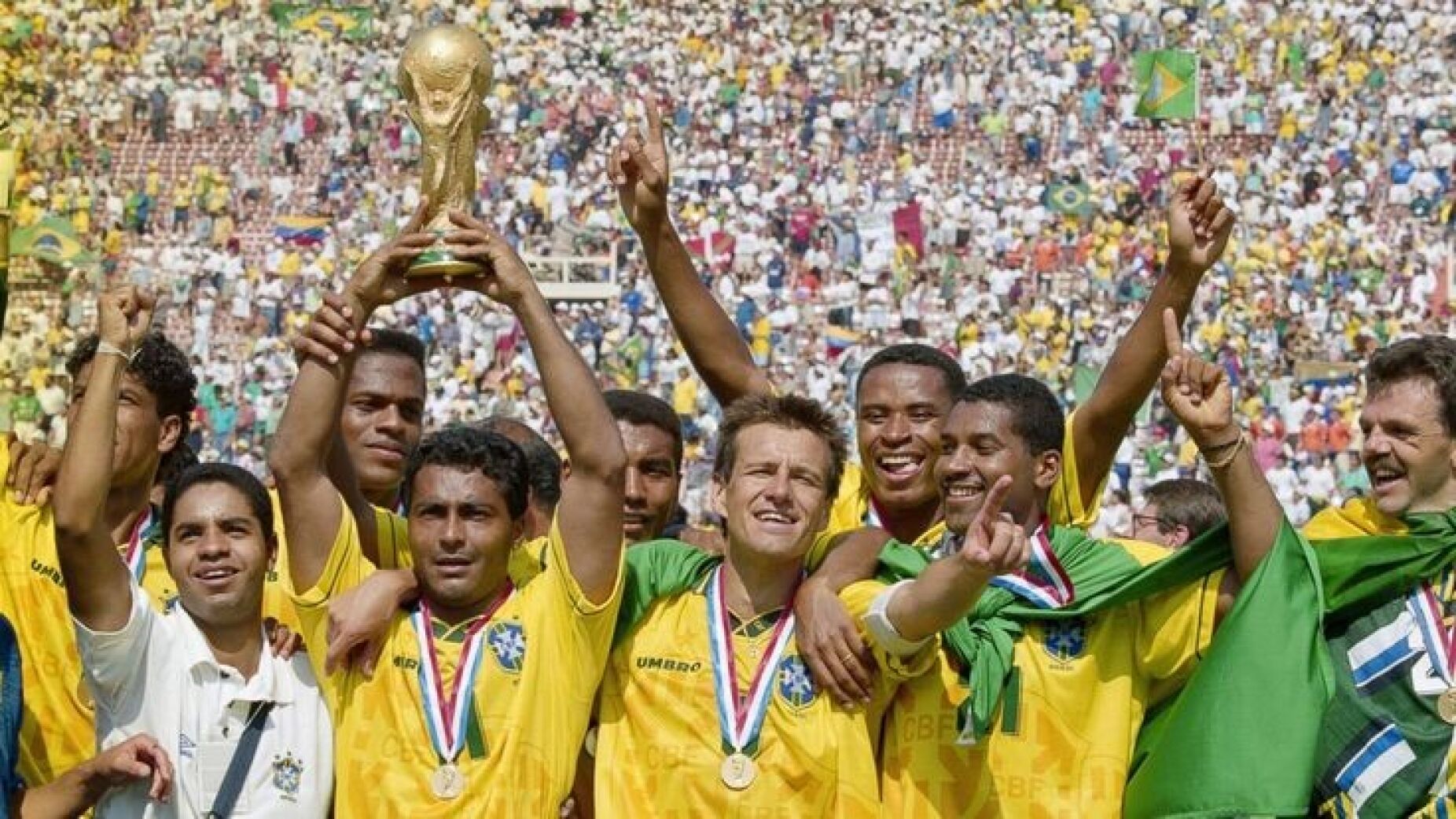 Aconteceu há 30 anos: Brasil regressou do Mundial'1994 no "voo da muamba", cheio de eletrodomésticos