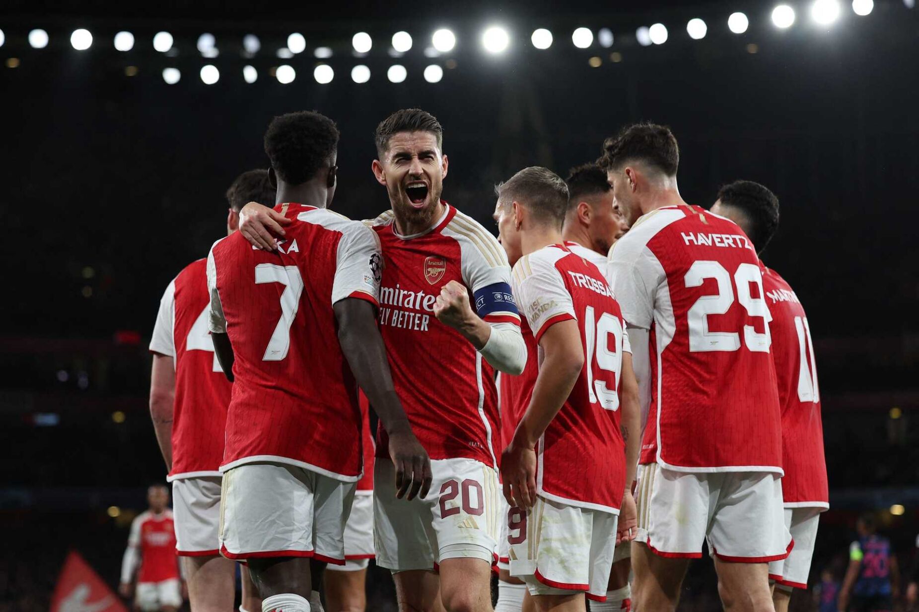 Futebol: Arsenal continua na liderança na Premier League