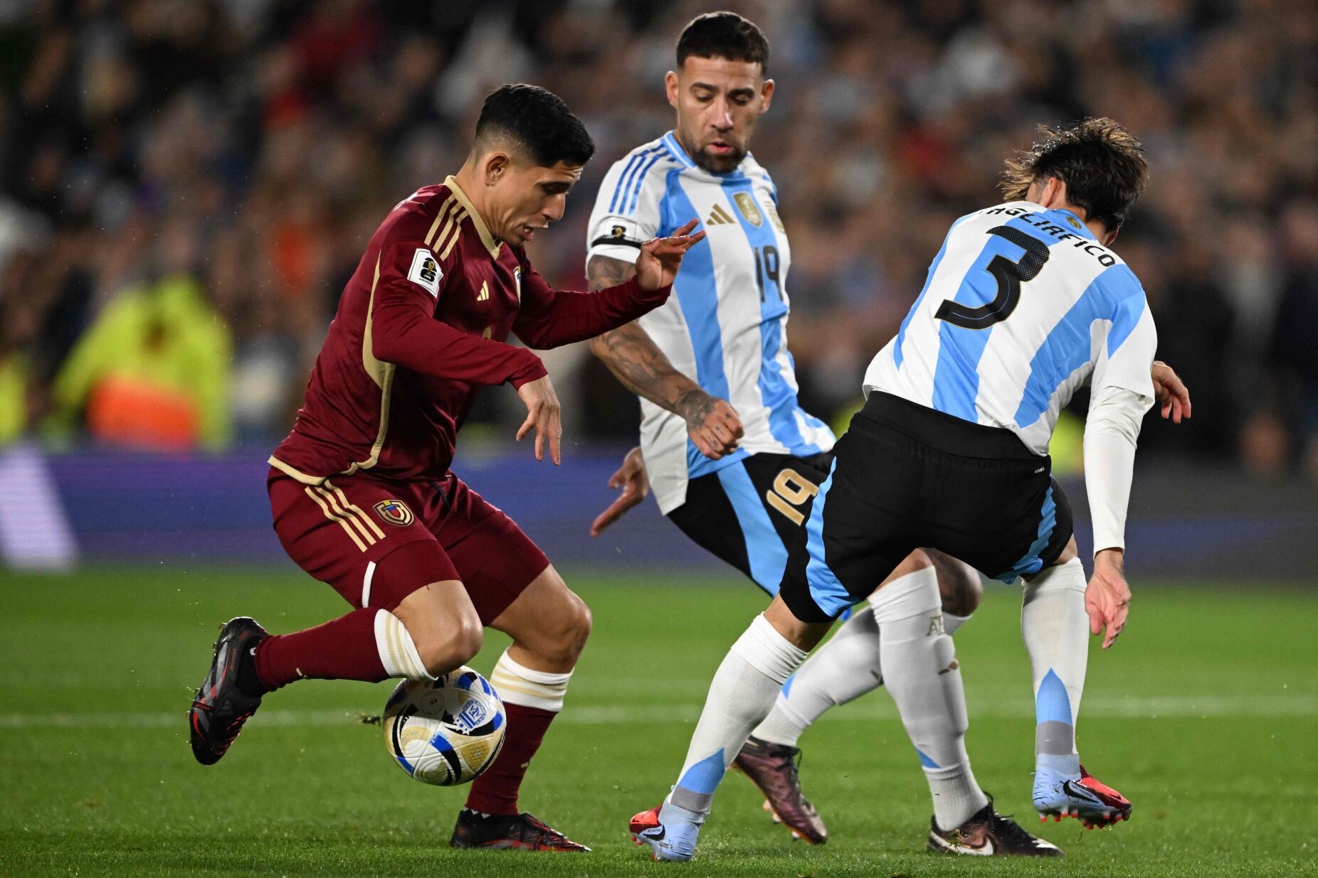 Otamendi vai ser premiado com a braçadeira de capitão na Argentina