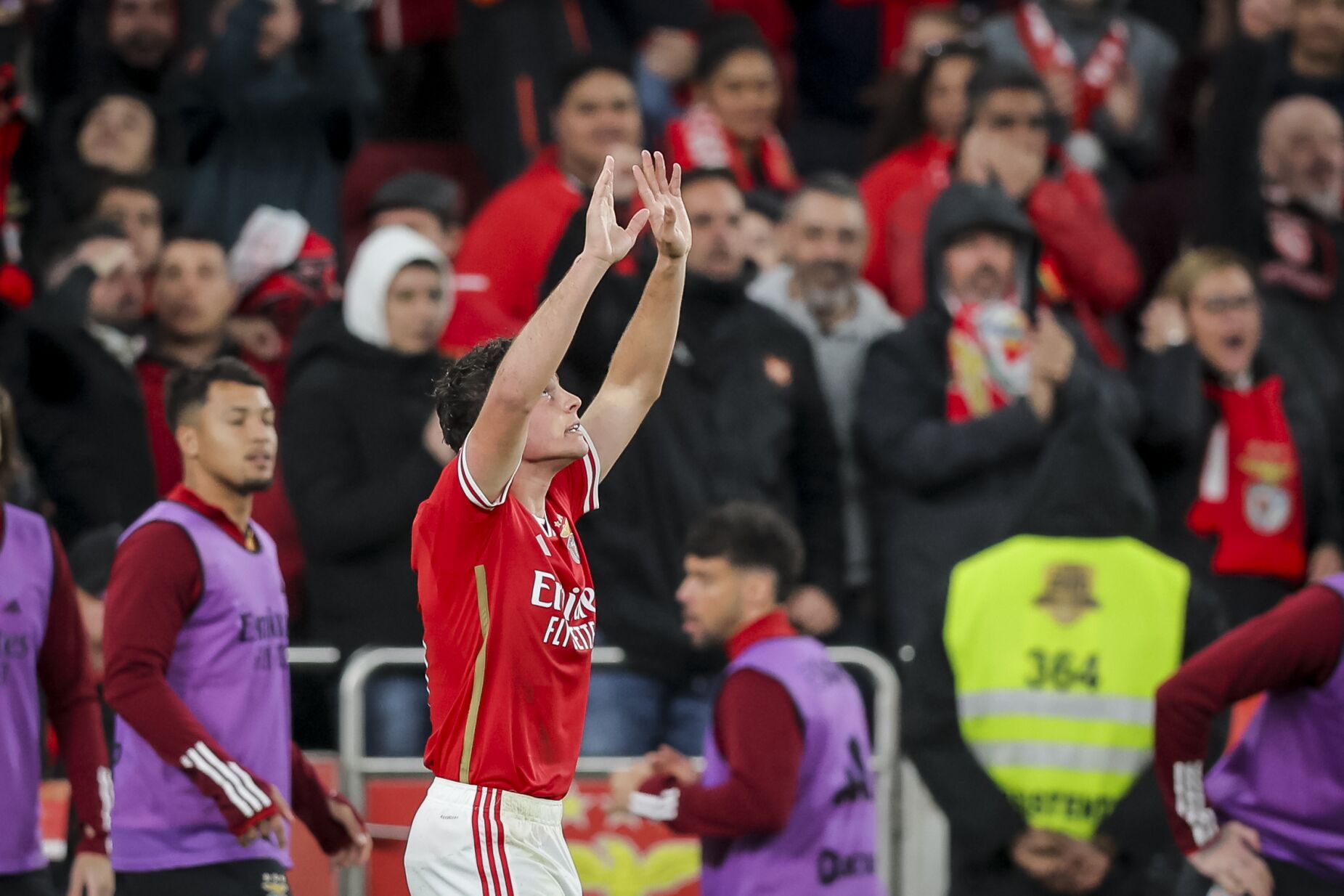 Bolas paradas do Benfica: João Neves é arma no laboratório