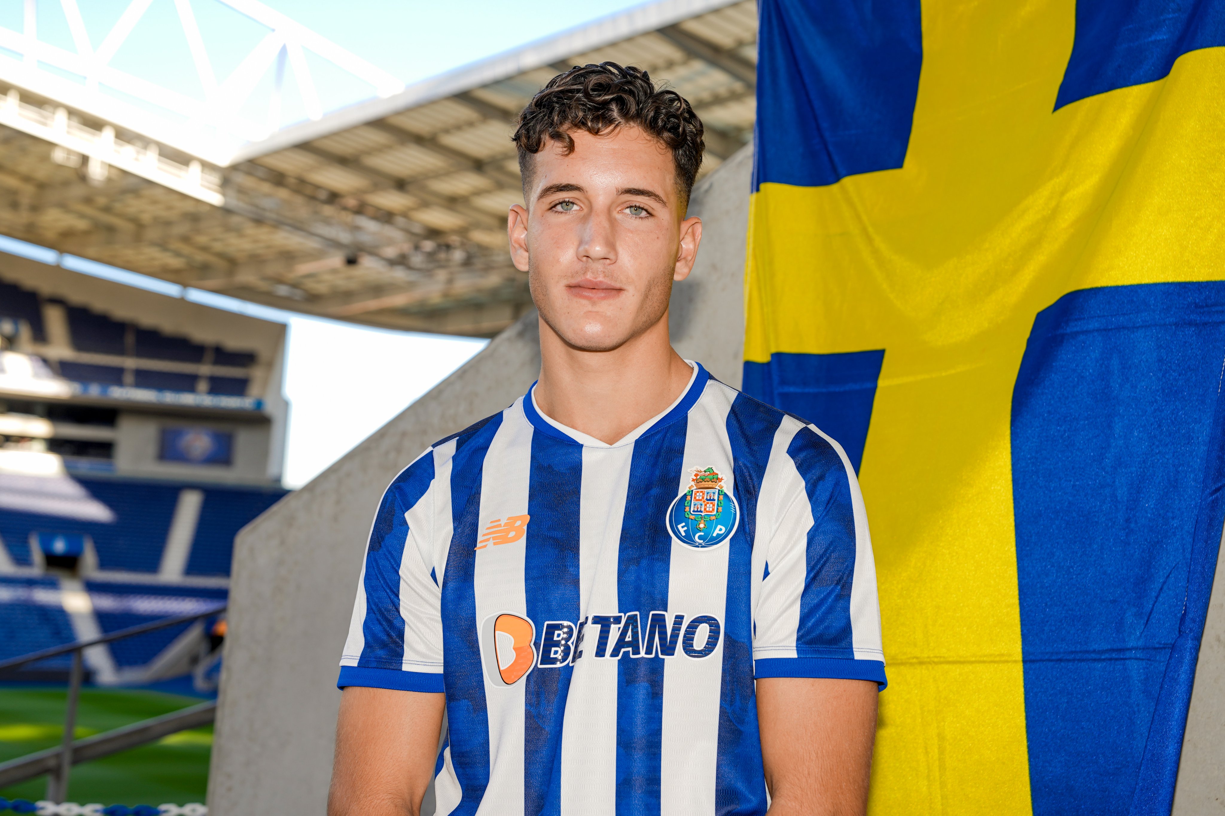 Deniz Gul fala da experiência no FC Porto: "É de doidos, ainda nem joguei e já tenho uma canção"