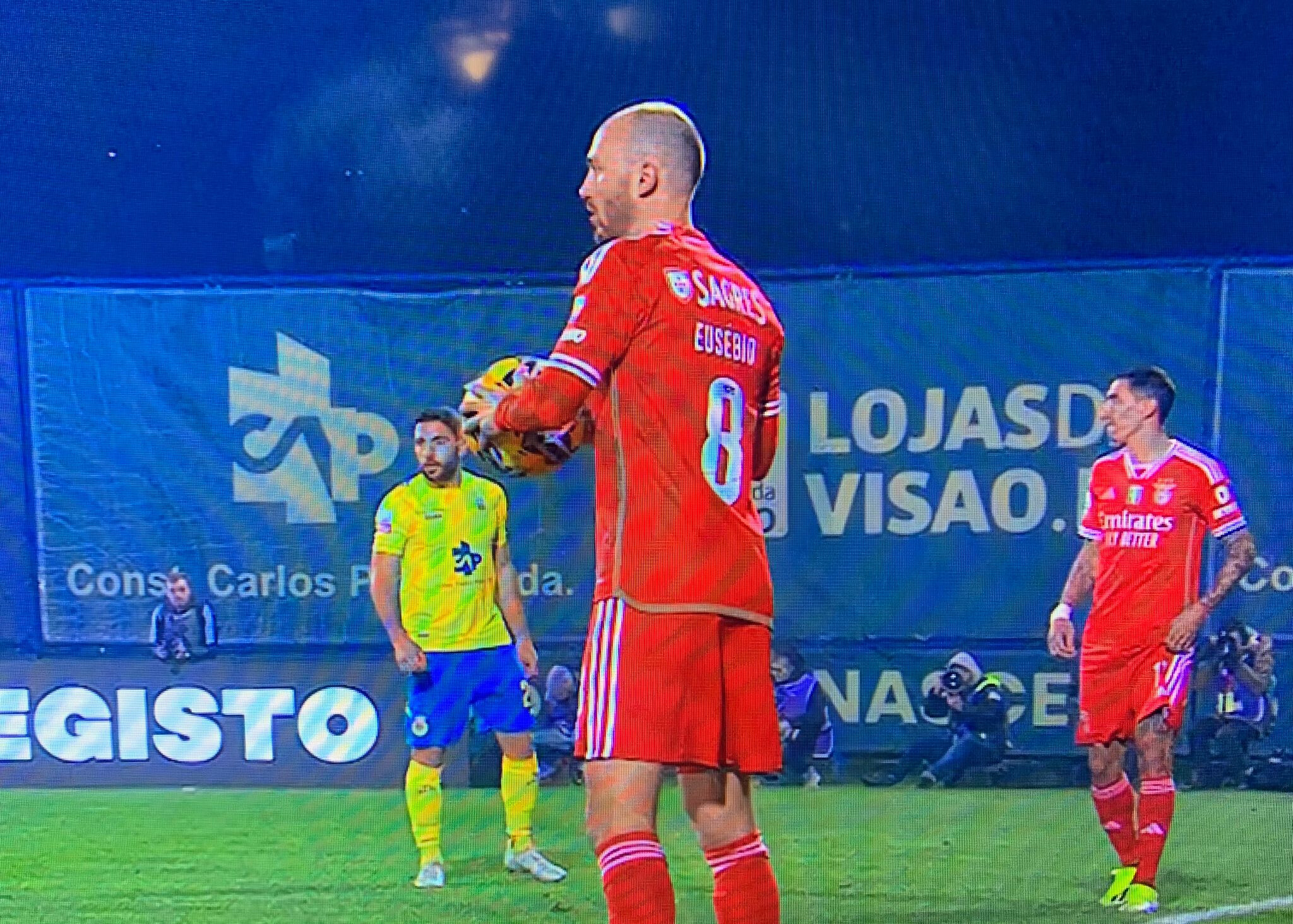 Jogadores do Benfica com nome de Eusébio nas camisolas frente ao