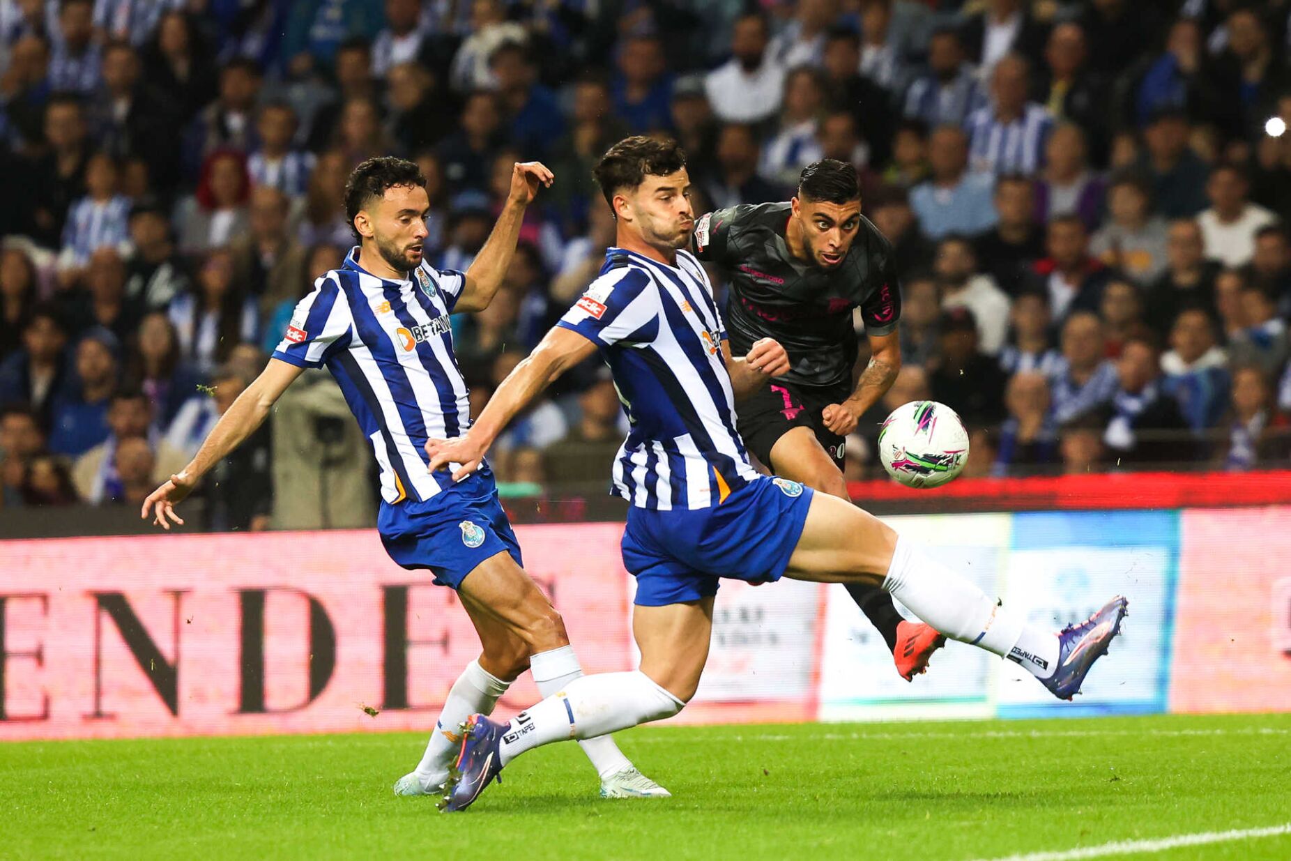 Hellas Verona mostrou interesse em Zé Pedro, FC Porto apontou para a cláusula
