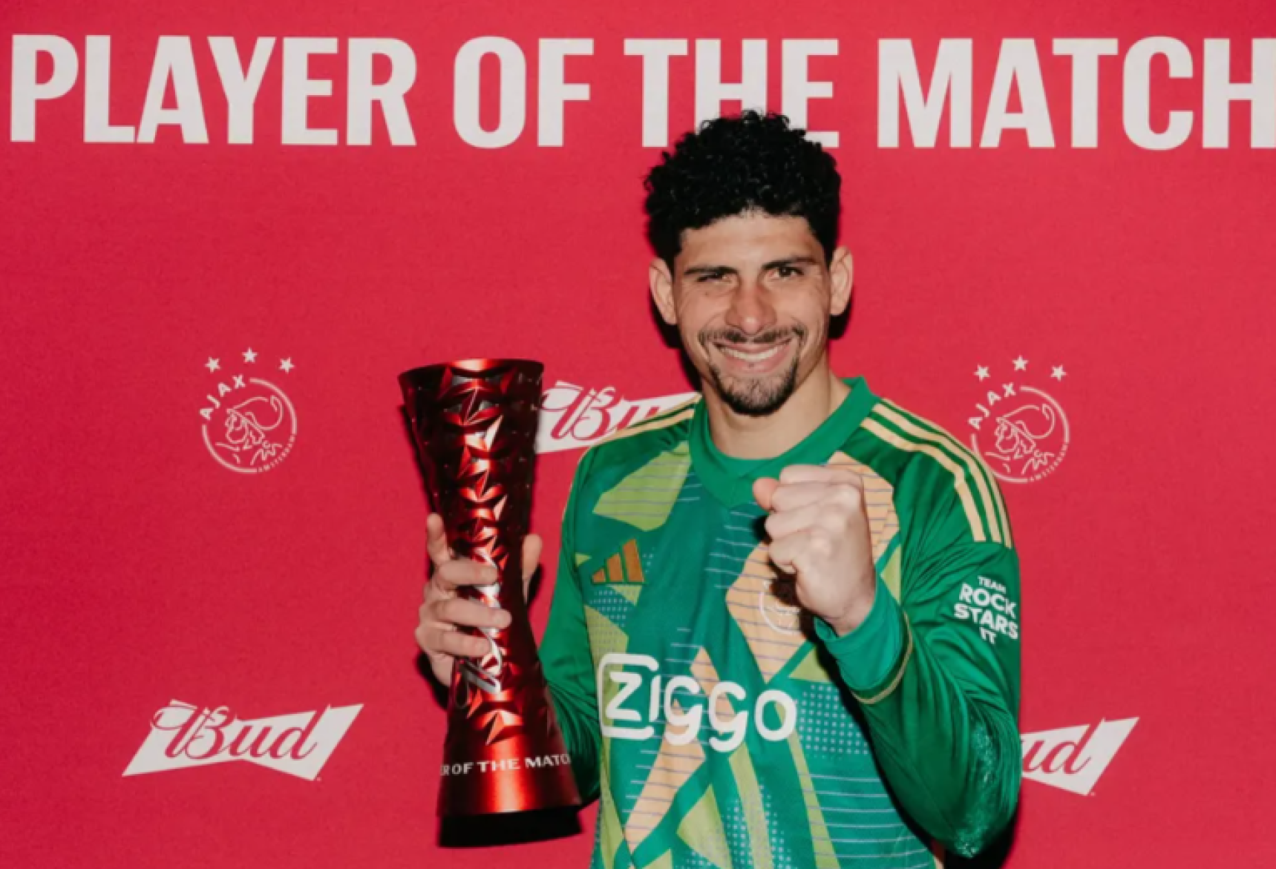 Matheus estreia-se na baliza do Ajax e é elevado a figura do jogo