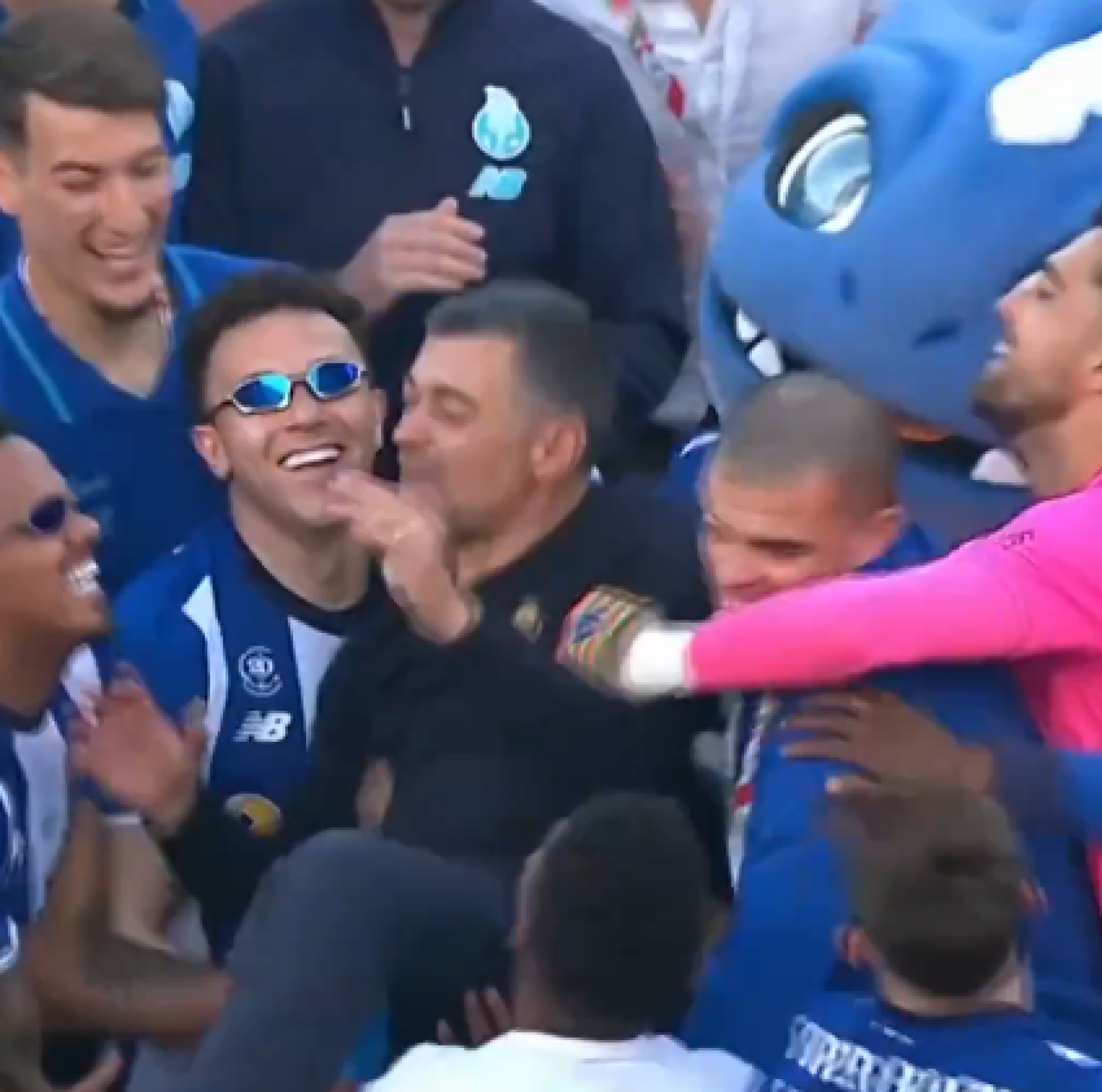 Jogadores do FC Porto festejam Taça de Portugal e atiram Sérgio Conceição ao ar