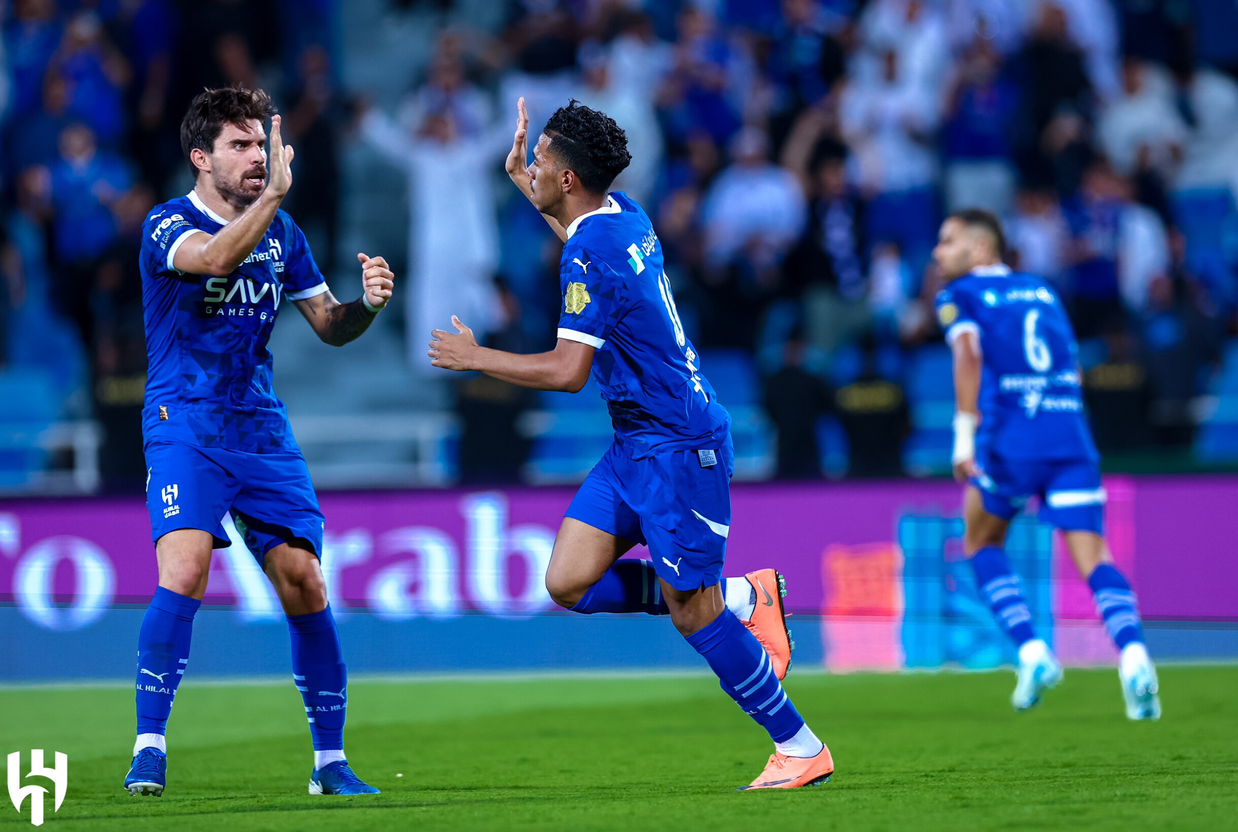 الهلال يفوز بالمباراة بعد تحول دراماتيكي ويواصل تصدره للدوري السعودي