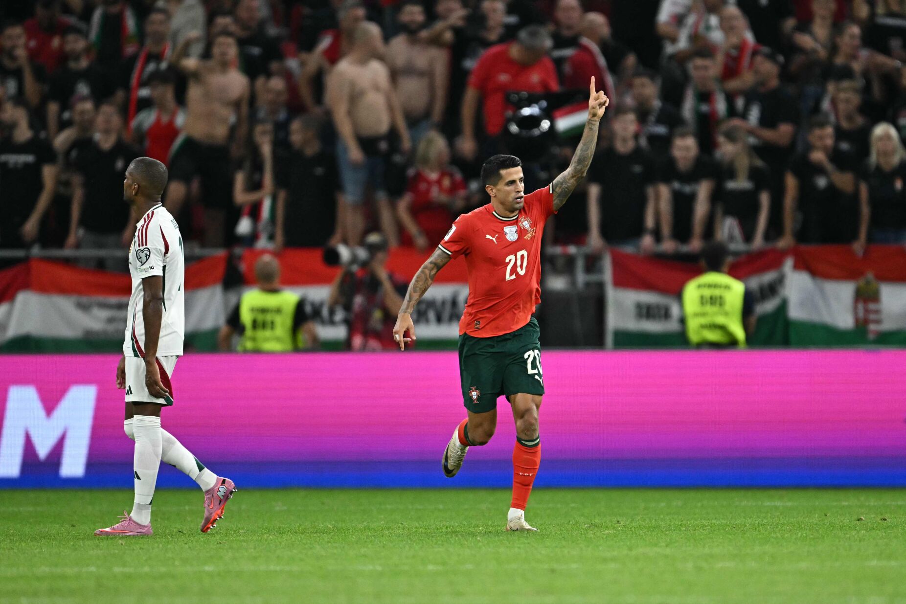 Cancelo: "Olham para mim de maneira diferente, já que jogo numa liga menos competitiva na boca de muitos"