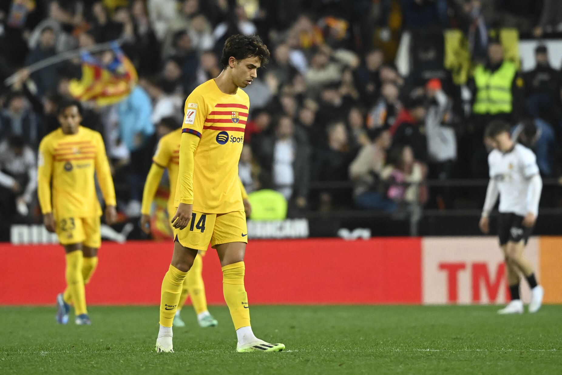 Raphinha dá assistência, mas Valencia busca empate com Barcelona