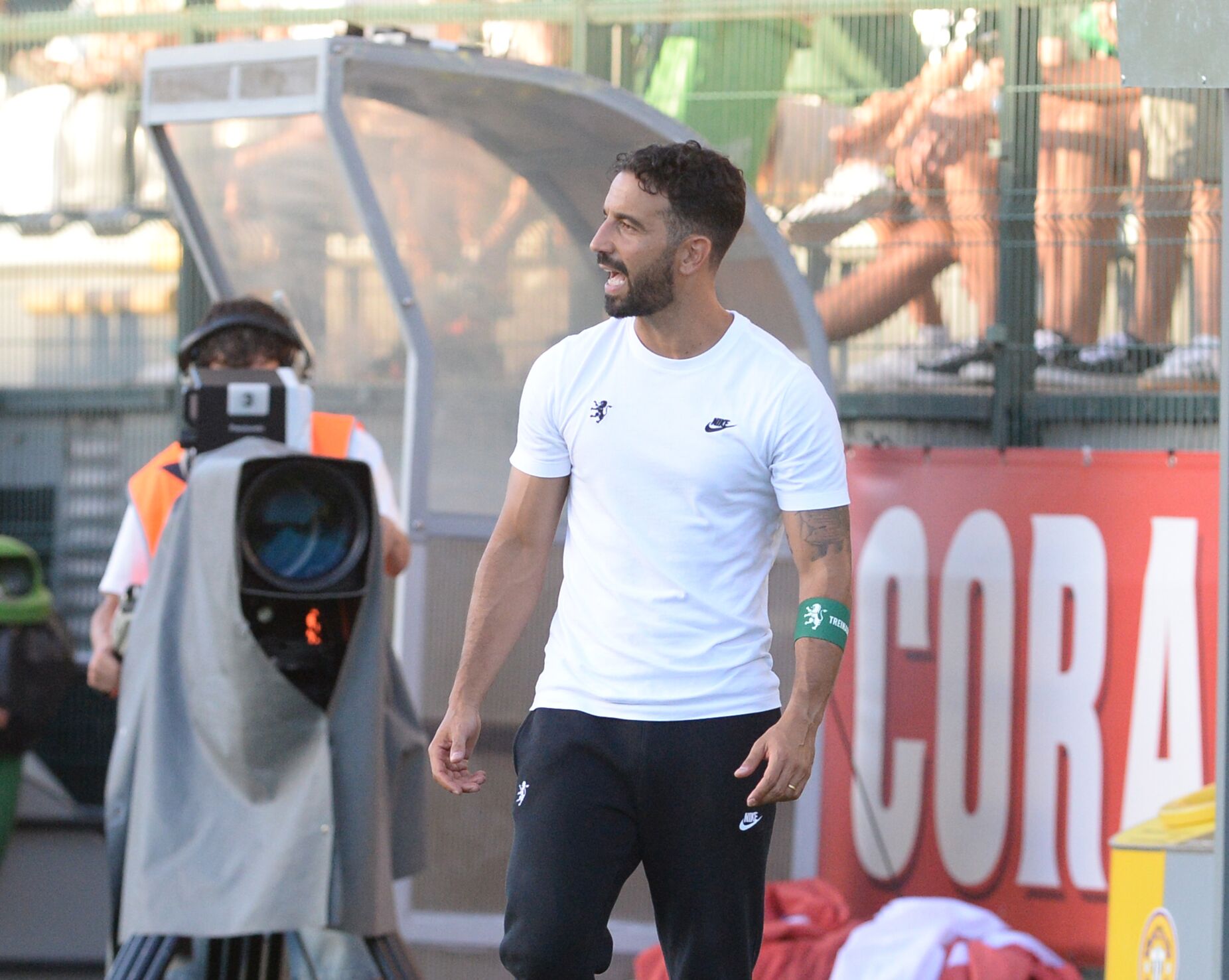 "Há clubes que compram os jogadores que queremos para serem solução daqui a três anos..."