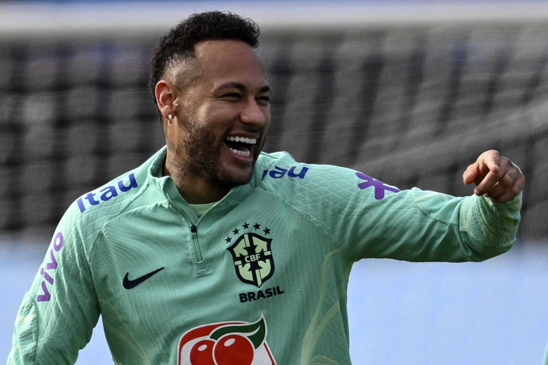 Com Neymar e Mbappé, PSG lança novo uniforme de visitante