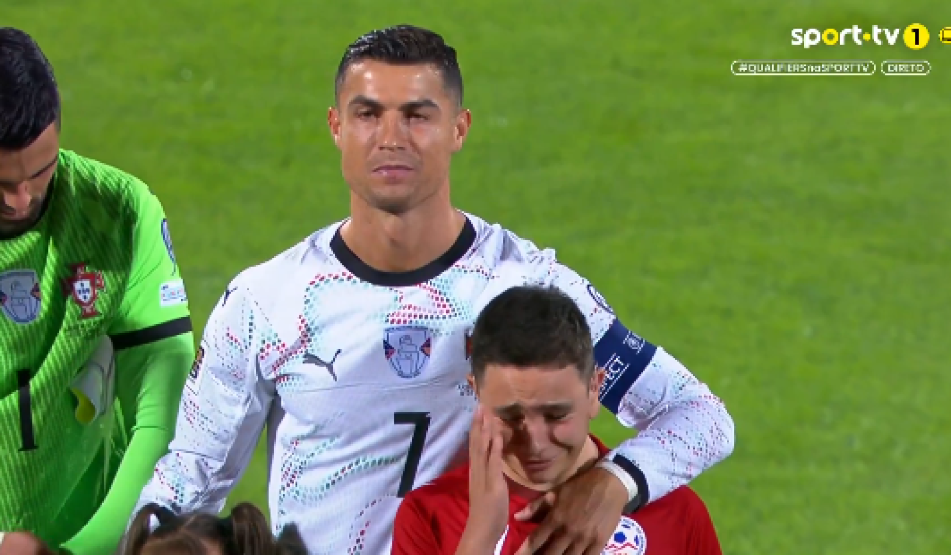 Arménia-Portugal: jovem emociona-se no relvado junto a Cristiano Ronaldo