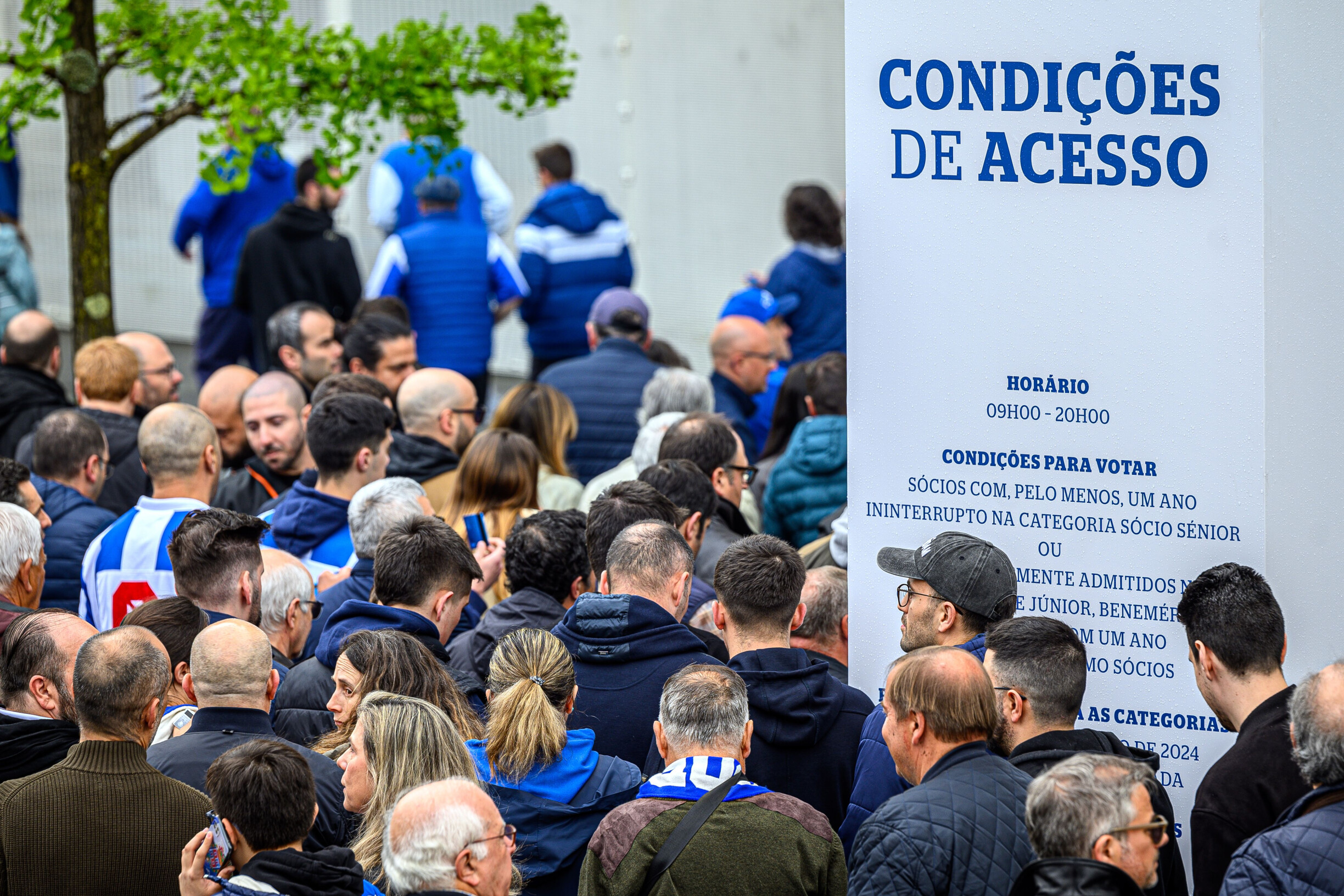 Longas filas no arranque das eleições do FC Porto. Vejas as imagens