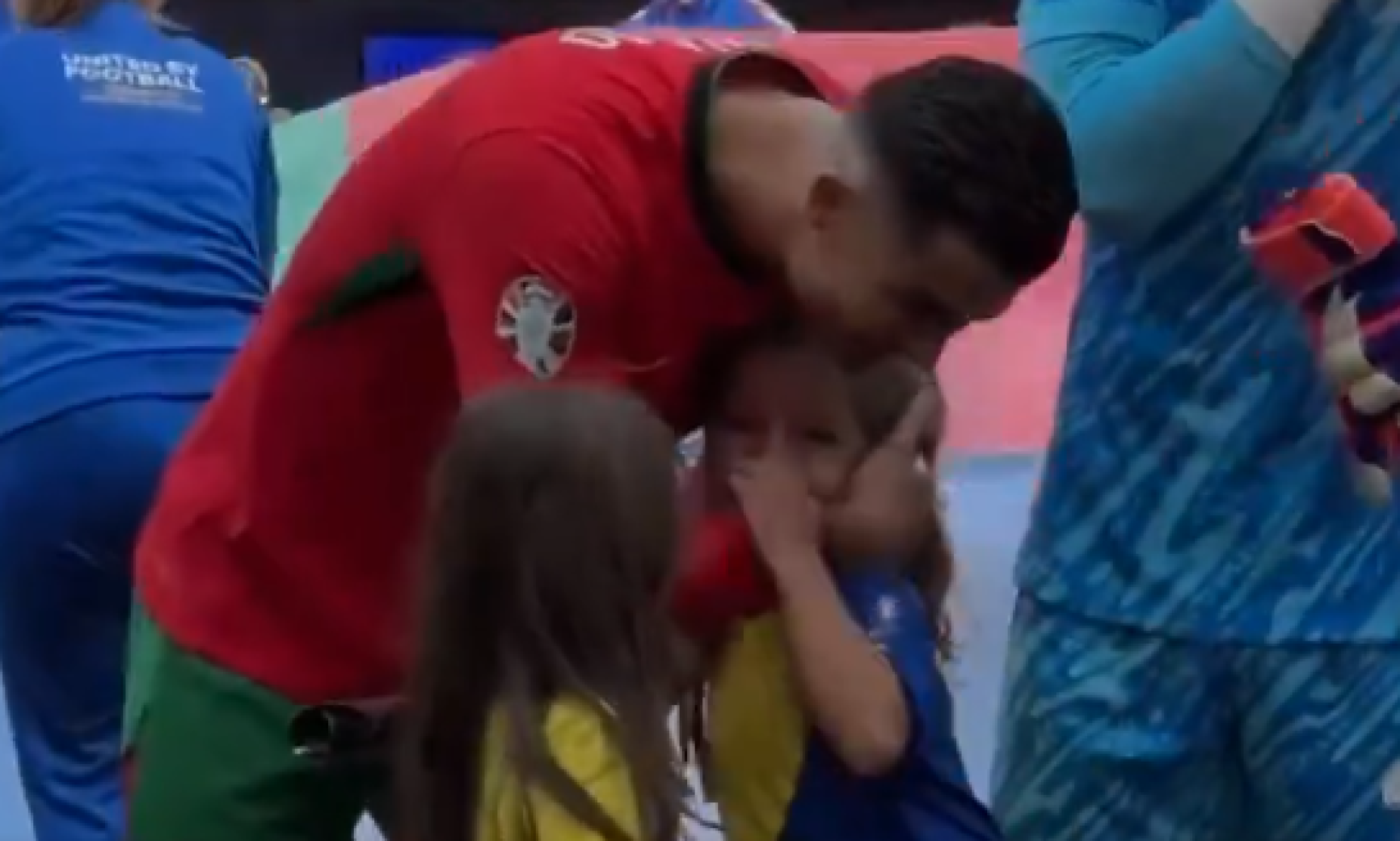 Cristiano Ronaldo abraça criança depois do hino no Turquia-Portugal
