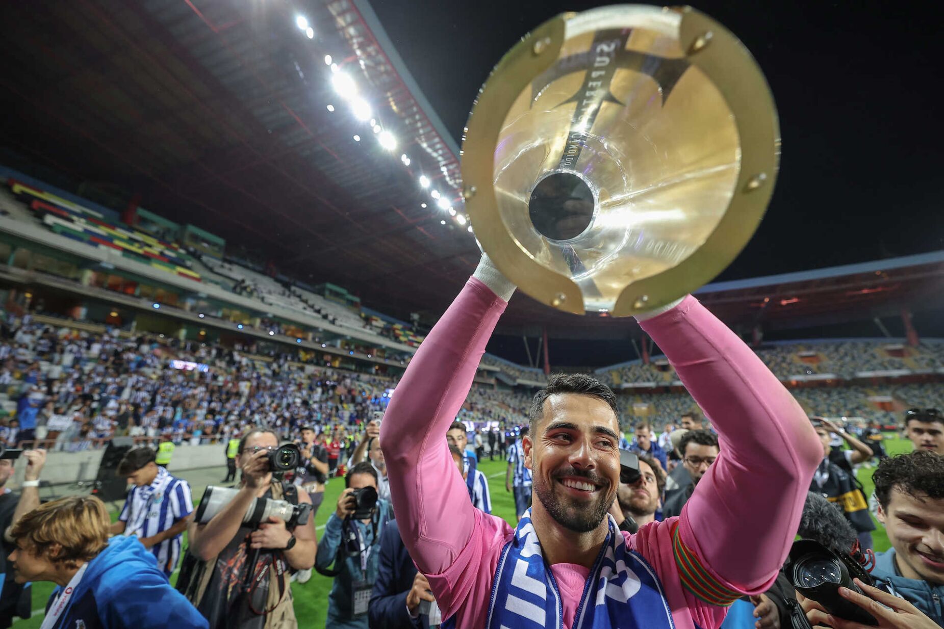 Diogo Costa apontado à sucessão de Neuer no Bayern