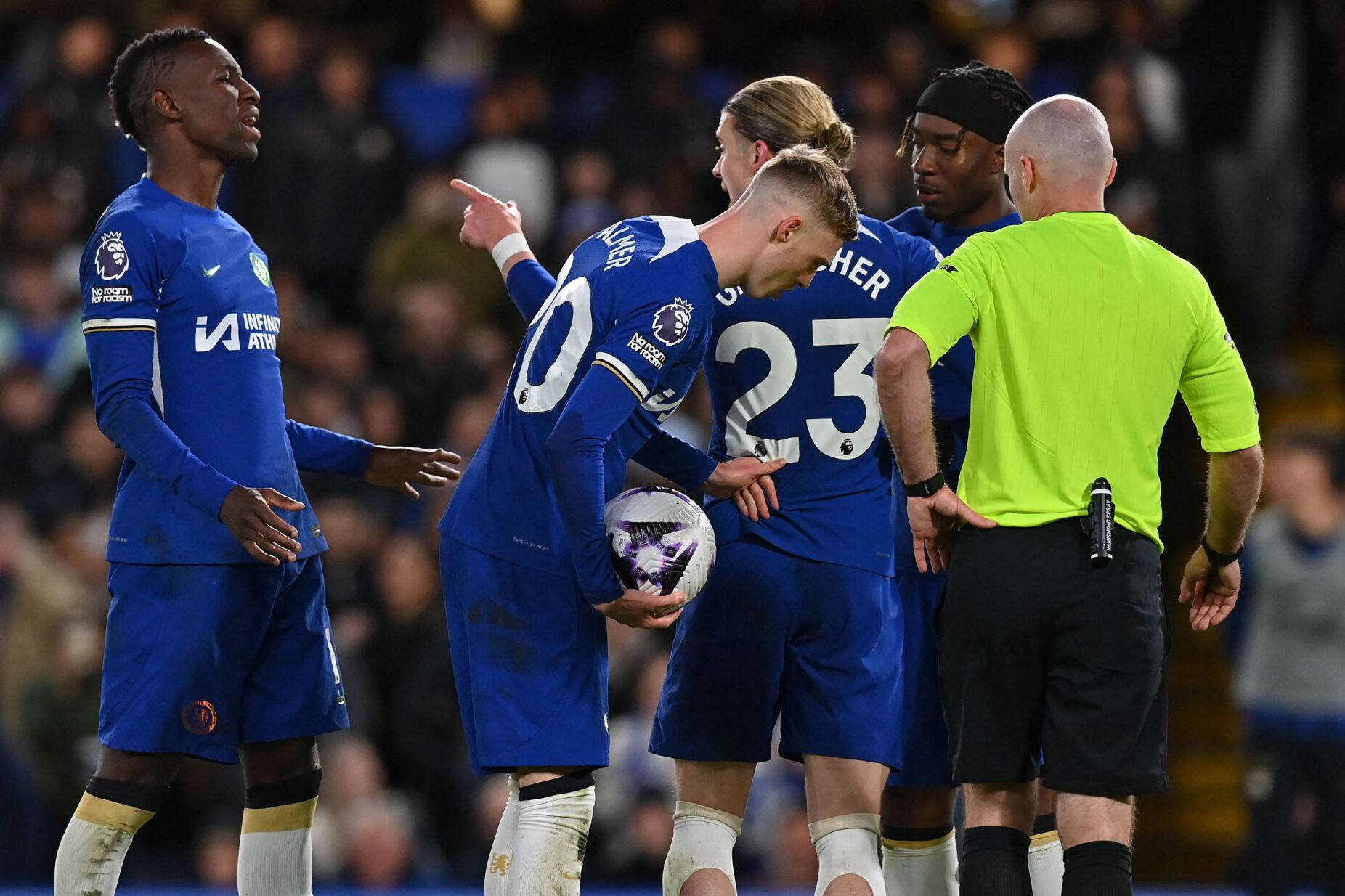 Jogadores do Chelsea discutem por um penálti e Pochettino reage: "Inaceitável. Uma vergonha"